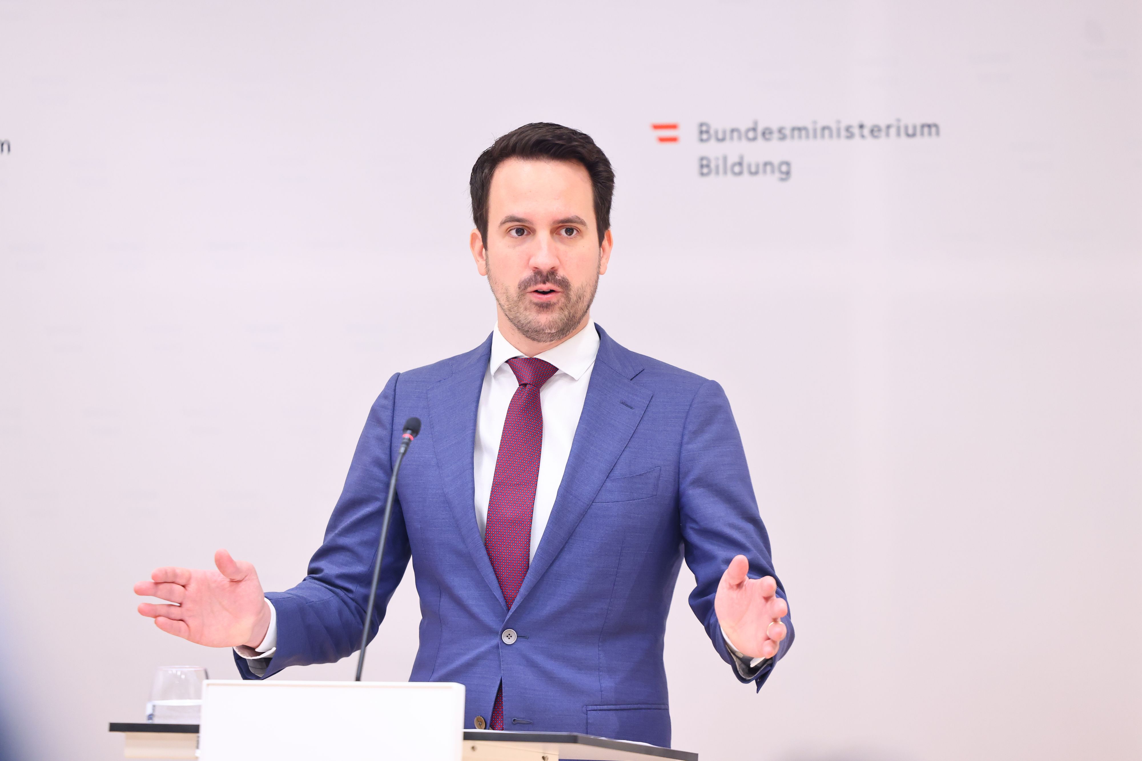 Bildungsminister Christoph Wiederkehr (Neos) drückt auf die 