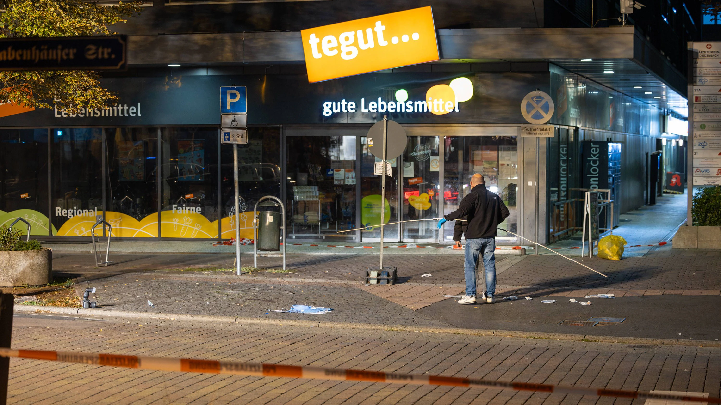 Ein Mann wurde auf offener Straße vor einem Supermarkt erschossen.