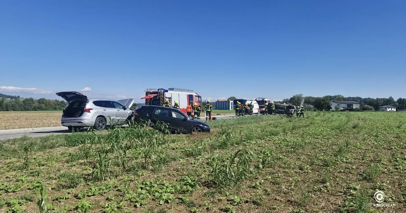 Die drei Autos wurden bei dem Unfall auf der Piberbacher Straße schwer beschädigt.