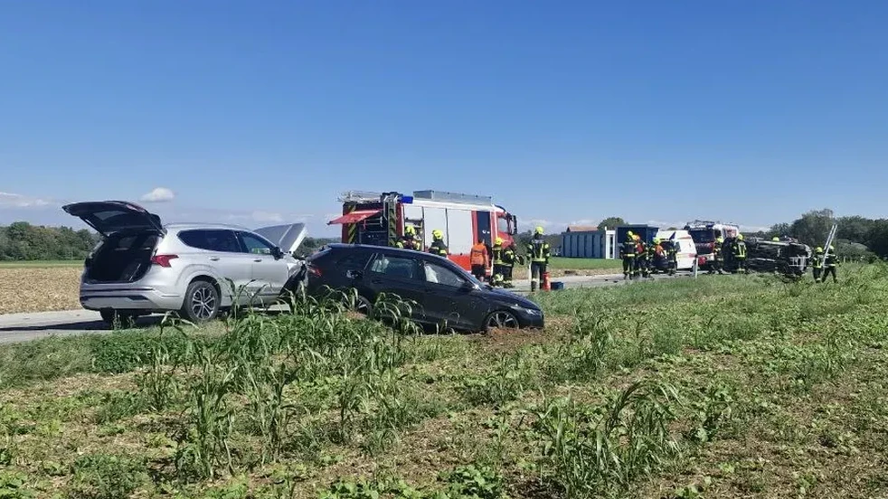 Die drei Autos wurden bei dem Unfall auf der Piberbacher Straße schwer beschädigt.