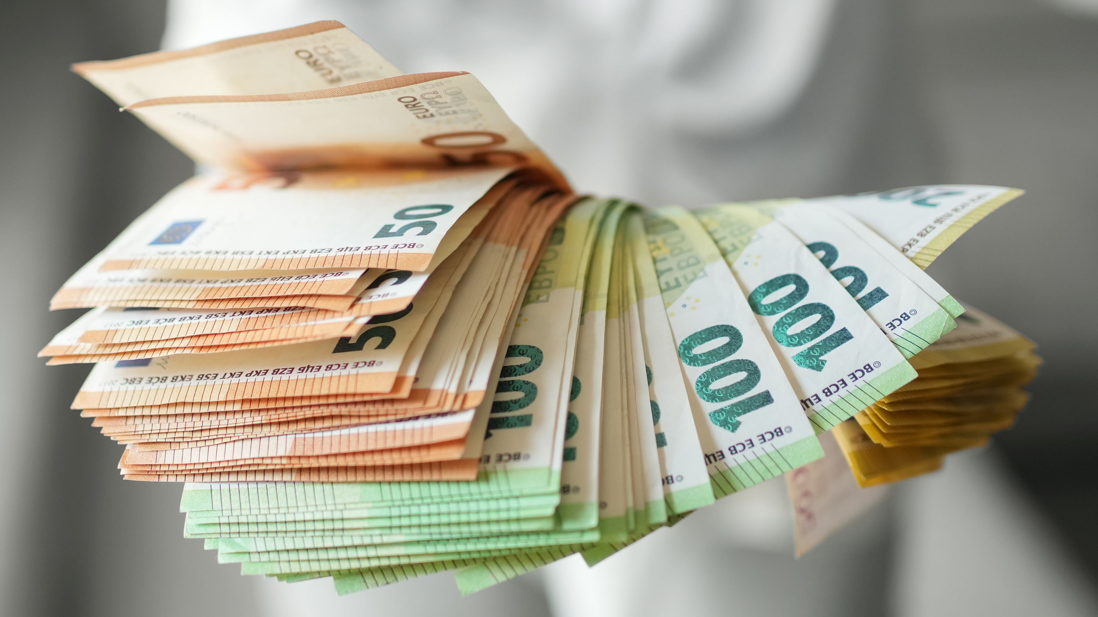 100.000 Euro Vermögen gelten als großer Meilenstein. Auf Reddit erzählen Nutzer, was sich danach tatsächlich verändert hat.
