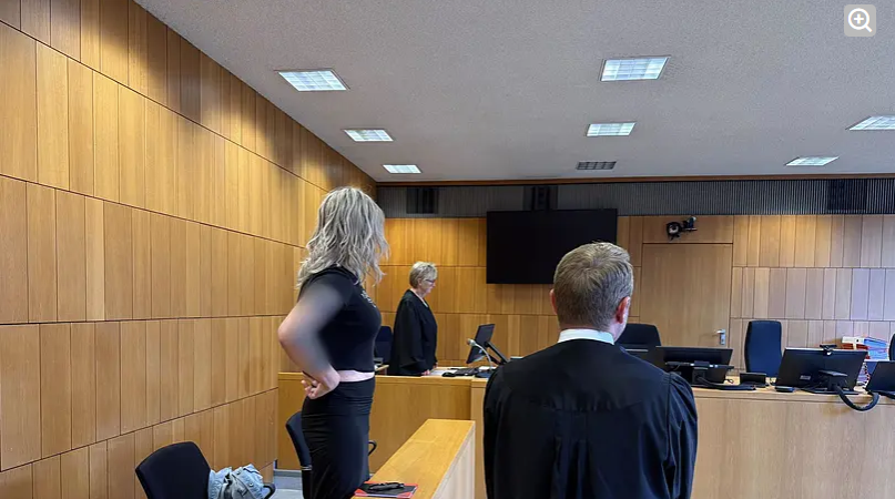 Die Angeklagte sitzt im Männergefängnis in U-Haft.