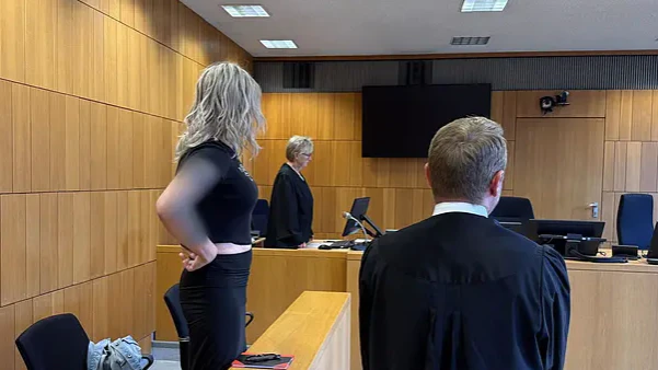 Die Angeklagte sitzt im Münchner Männergefängnis in U-Haft.