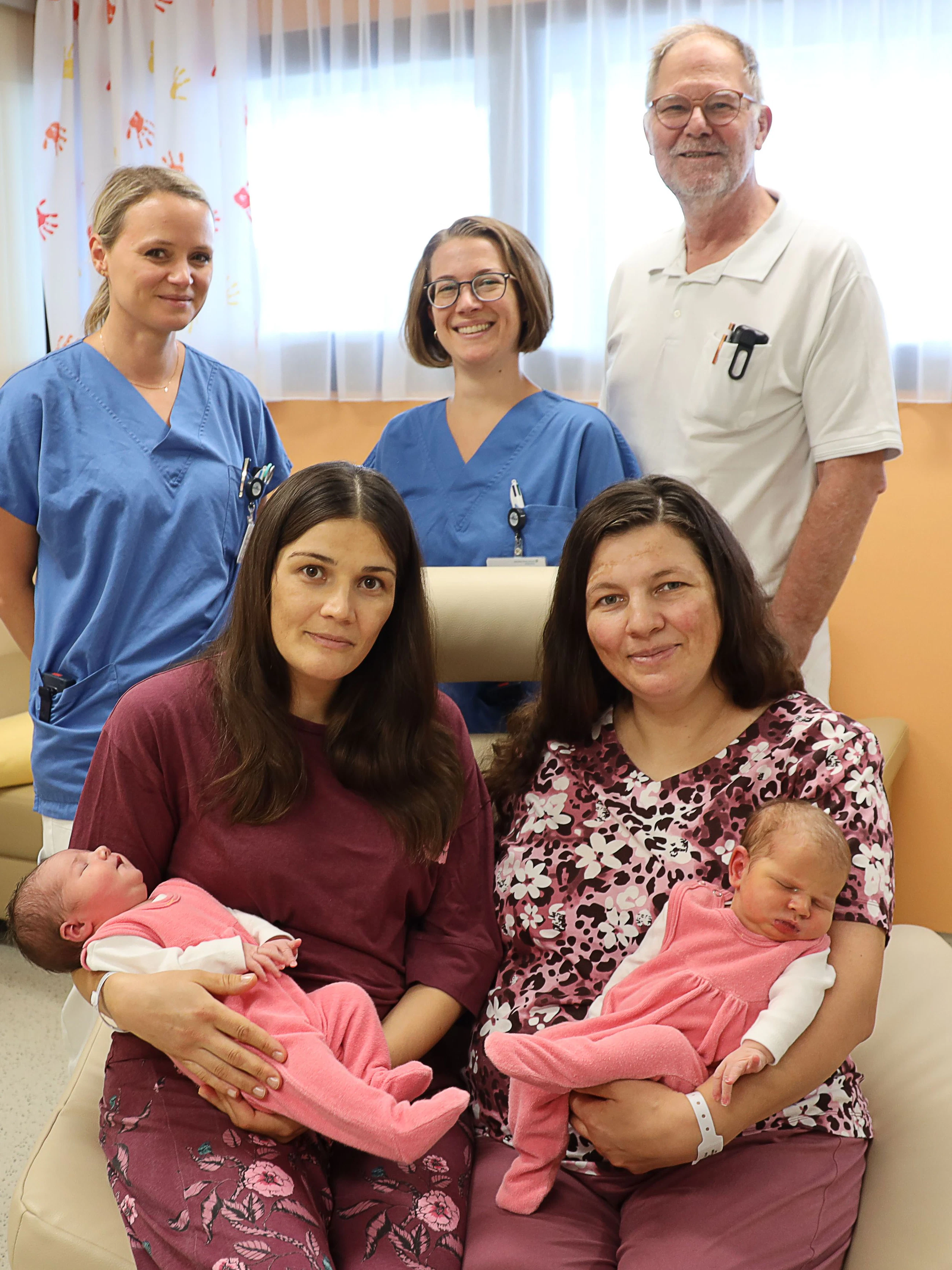 Große Freude: DGKP Bianca Baliko, stv. Stationsleitung, Dr. Florina-Victoria Vaida mit Tochter Elvira-Ioana, Lena Winkler, BSc, Hebamme, Dorina-Adriana Vizitiu und Tochter Naomi, Prim. Clin. Ass. Prof. Dr. Herbert Böck (v.l.)