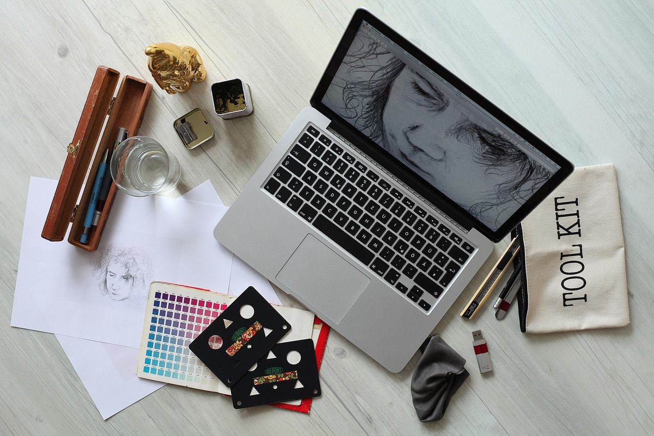 Designer beim Arbeiten am Desktopplatz