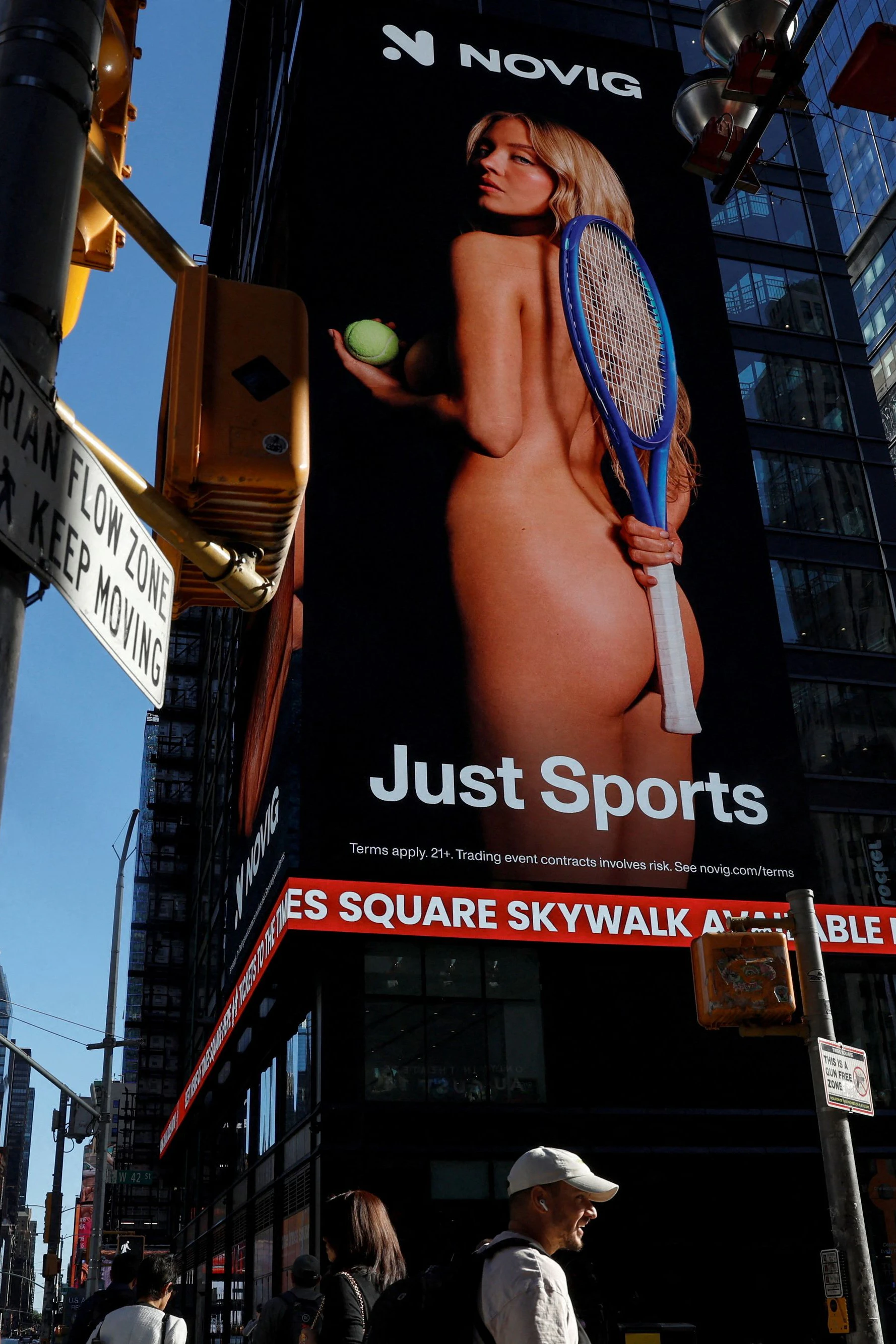 Die neue Kampagne des Anbieters Novig mit dem nackten Hollywoddstar Sydney Sweeney, hier ein Plakat am Times Square in New York, sorgt seit Tagen für Aufregung und Empörung