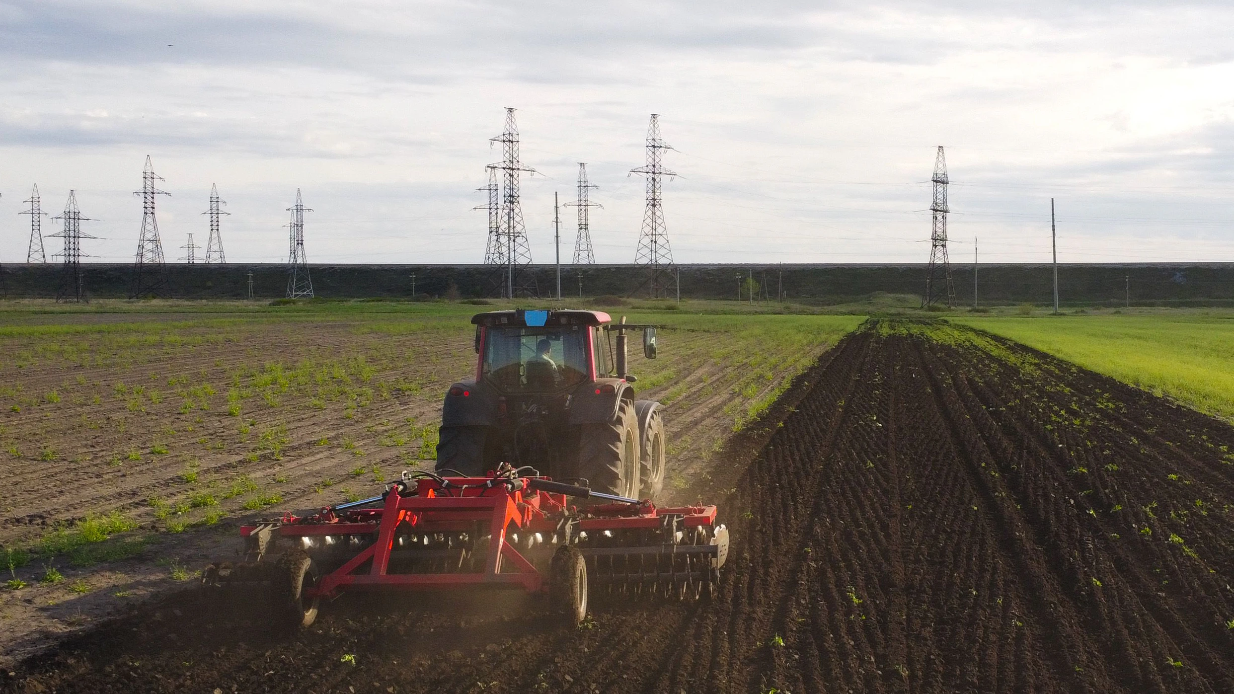 Der Landwirt kam beim Umackern dem Erdkabel zu nahe. (Symbolbild)