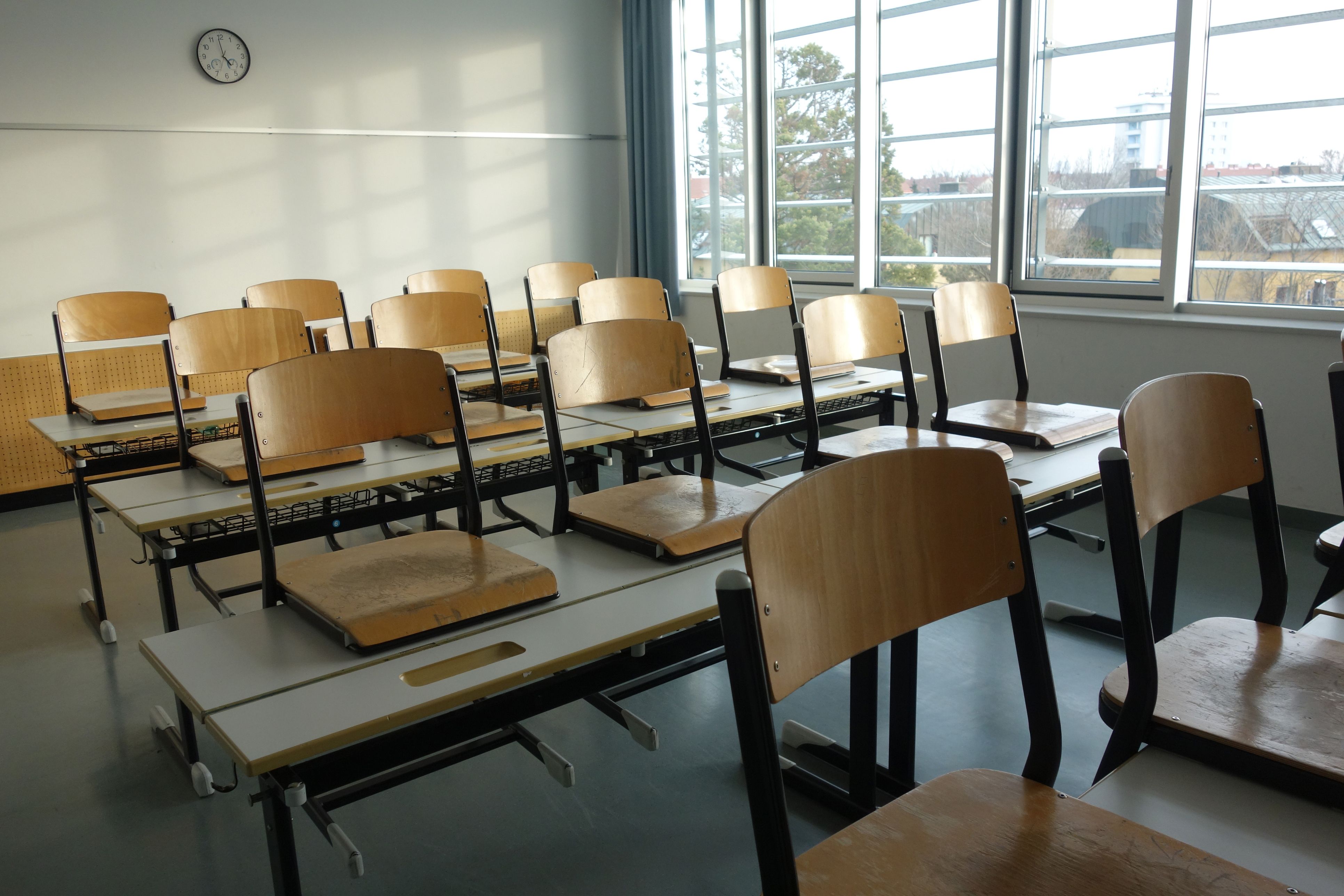 Der Schüler musste das Gymnasium verlassen.