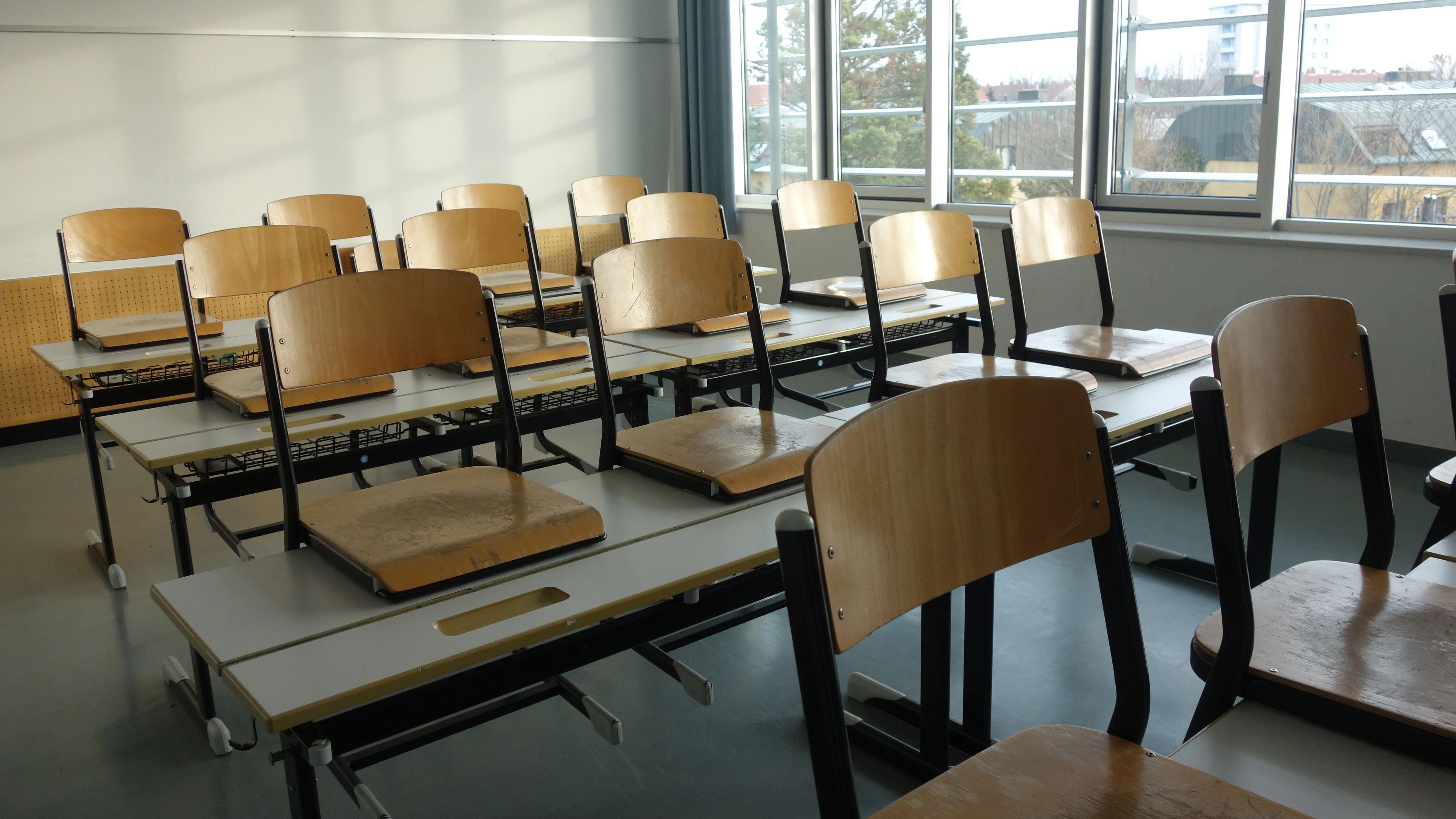 Der Schüler musste das Gymnasium verlassen.