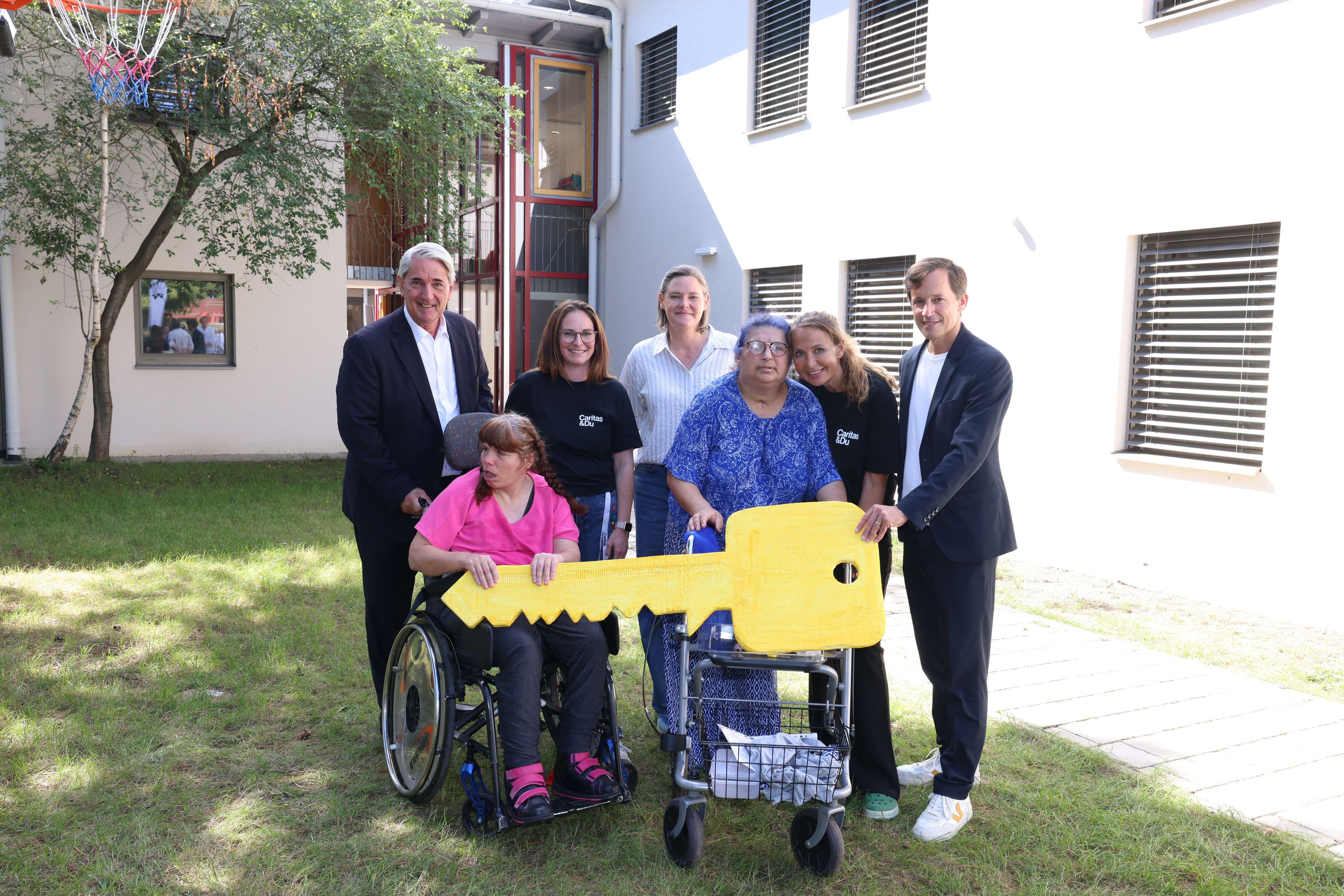 Bezirksvorsteher Ernst Nevivry (l.) und Caritas-Wien-Direktor Klaus Schwertner (r.) bei der Wiedereröffnung des Caritas Hauses Franciscus.