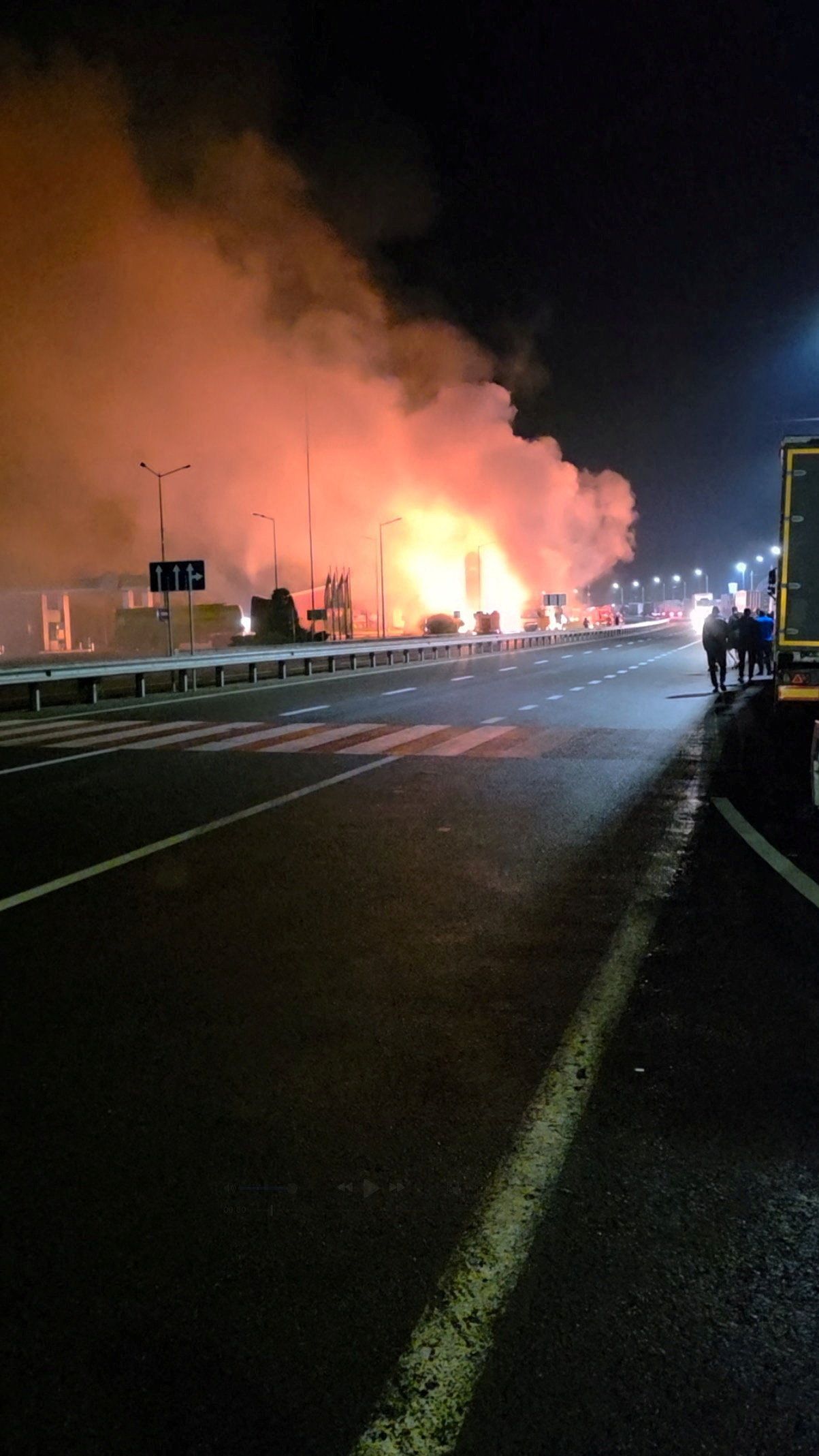 Flammen und Rauch steigen am 13. September 2026 in Starovoitove in der Oblast Wolhynien (Ukraine) am Ort eines russischen Drohnenangriffs auf, während Russland die Ukraine angreift.