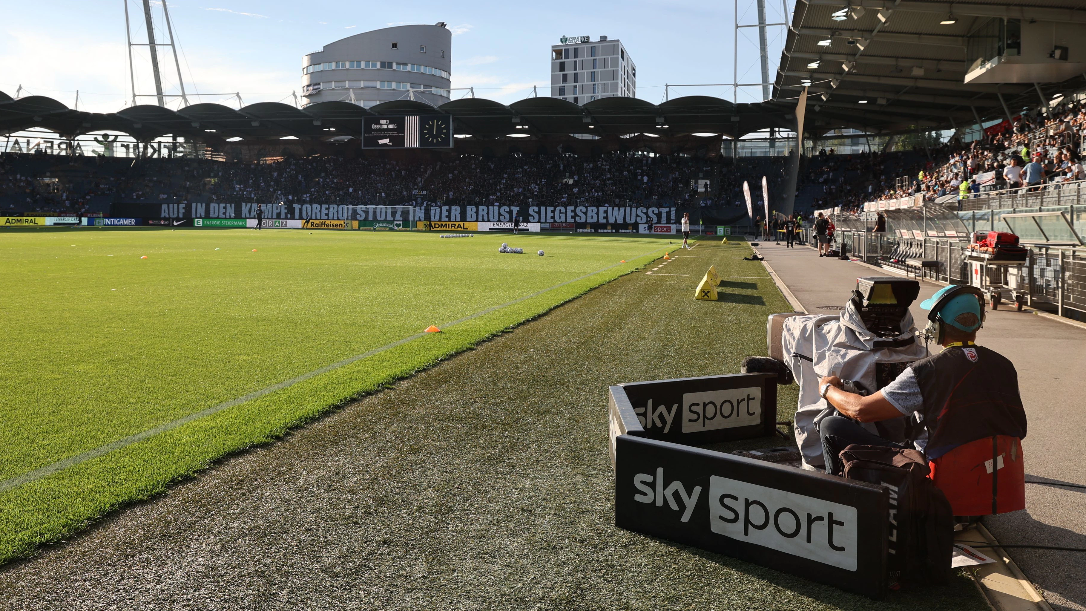 GRAZ,AUSTRIA,30.JUL.22 - SOCCER - ADMIRAL Bundesliga, SK Sturm Graz vs Red Bull Salzburg. Image shows an overview of the Merkur Arena and a Sky Sport TV cameraman. Photo: GEPA pictures/ Chris Bauer