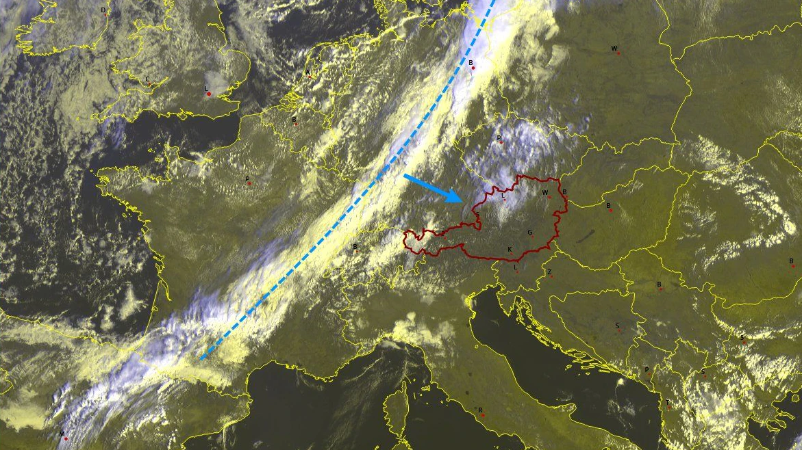 Auf dem Satellitenbild bereits deutlich zu erkennen: eine Kaltfront rauscht auf Österreich zu.