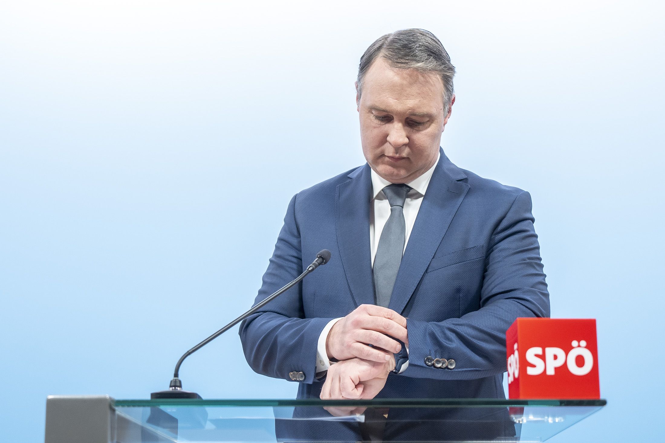 Läuft seine Zeit ab? SPÖ-Chef und Vizekanzler Andreas Babler steht auch parteiintern hart in der Kritik.