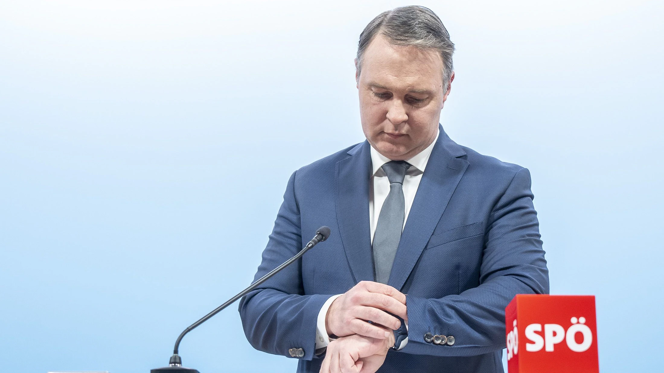 Läuft seine Zeit ab? SPÖ-Chef und Vizekanzler Andreas Babler steht auch parteiintern hart in der Kritik.