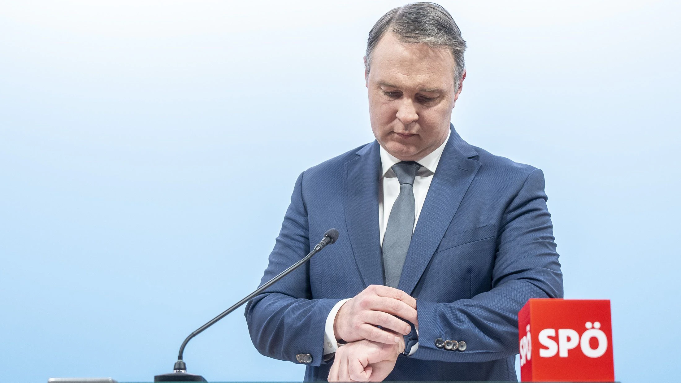 Läuft seine Zeit ab? SPÖ-Chef und Vizekanzler Andreas Babler steht auch parteiintern hart in der Kritik.