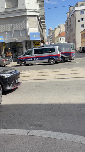 Drogen-Einsatz in Wien: Polizei nimmt in Favoriten am helllichten Tag Verdächtige fest. Spürhunde und mehrere Einsatzfahrzeuge vor Ort.