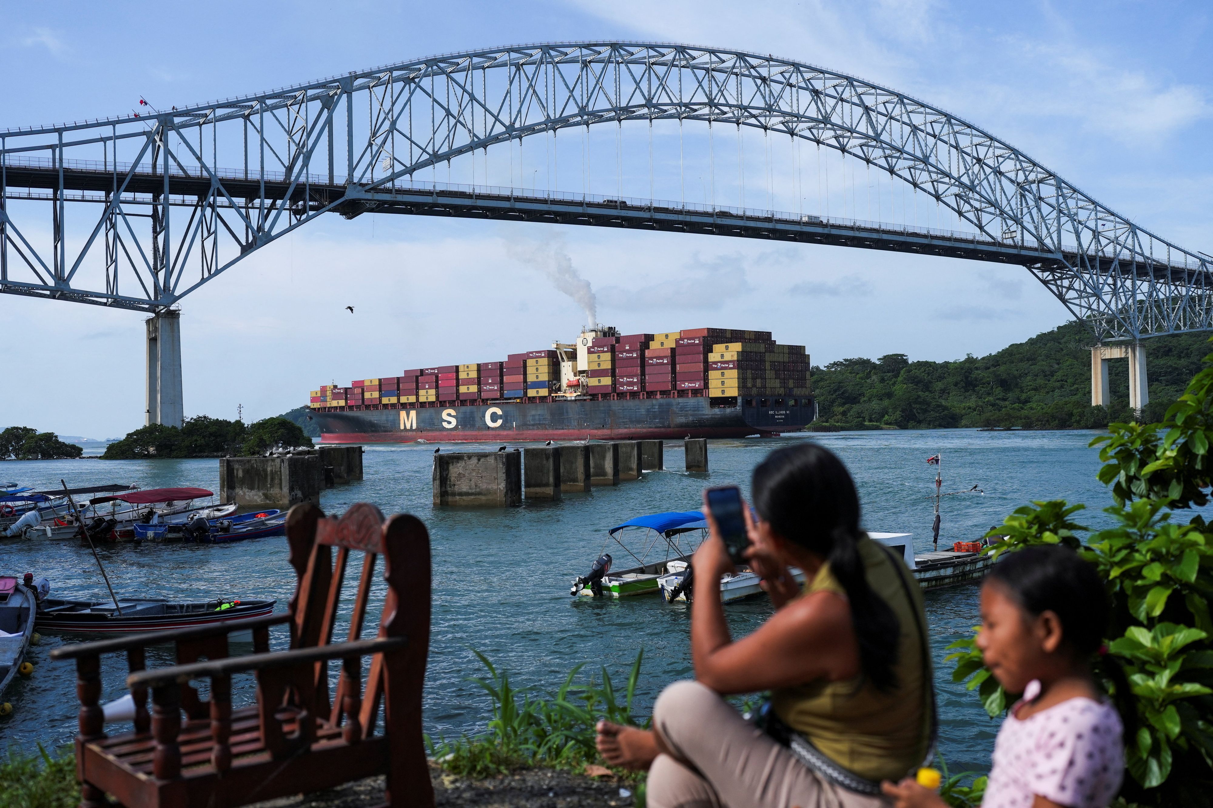 Die unter liberianischer Flagge fahrende MSC ILLINOIS VII am 4. September bei der Durchfahrt des Panamakanals. El Niño sorgt für ausbleibende Regenfälle und sinkende Wasserstände in dieser Lebensader der Weltwirtschaft