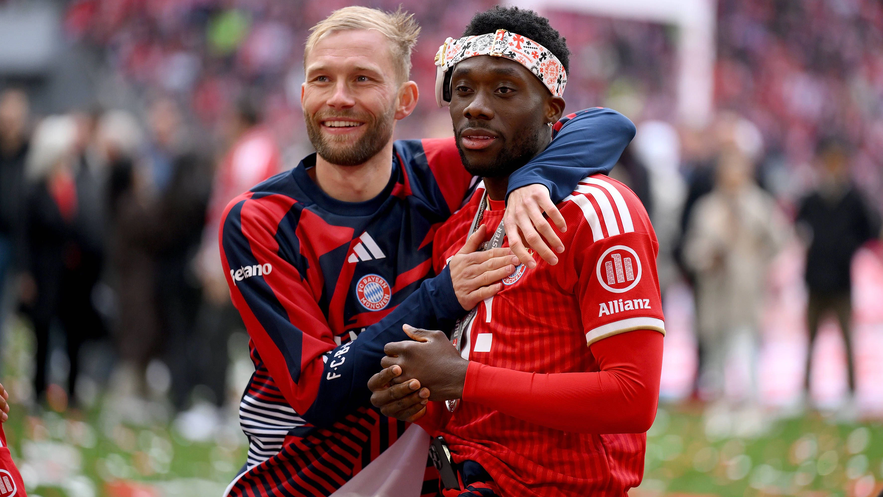 Fussball 1. Bundesliga Saison 2025/2026 34. Spieltag FC Bayern Muenchen - 1. FC Koeln 16.05.2026 Der FC Bayern feiert den Gewinn der 35. Deutschen Meisterschaft: v. li., Konrad Laimer, Alphonso Davies *** Soccer 1 Bundesliga Season 2025 2026 34 Matchday FC Bayern Muenchen 1 FC Koeln 16 05 2026 FC Bayern celebrates winning the 35 German Championship from left , Konrad Laimer, Alphonso Davies
