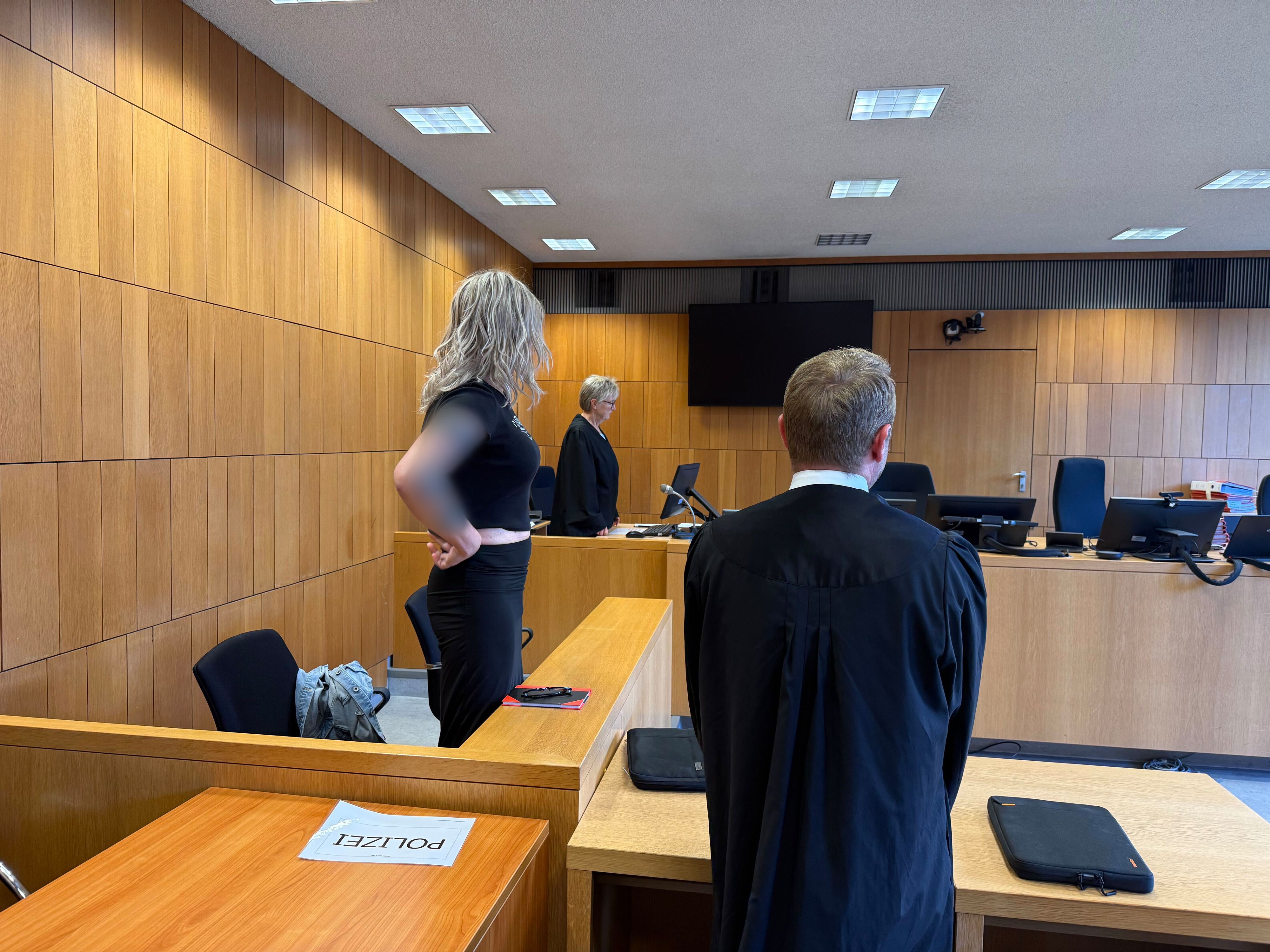 Heute.at - Trans-Polizistin gesteht Vergewaltigung von Mädchen
