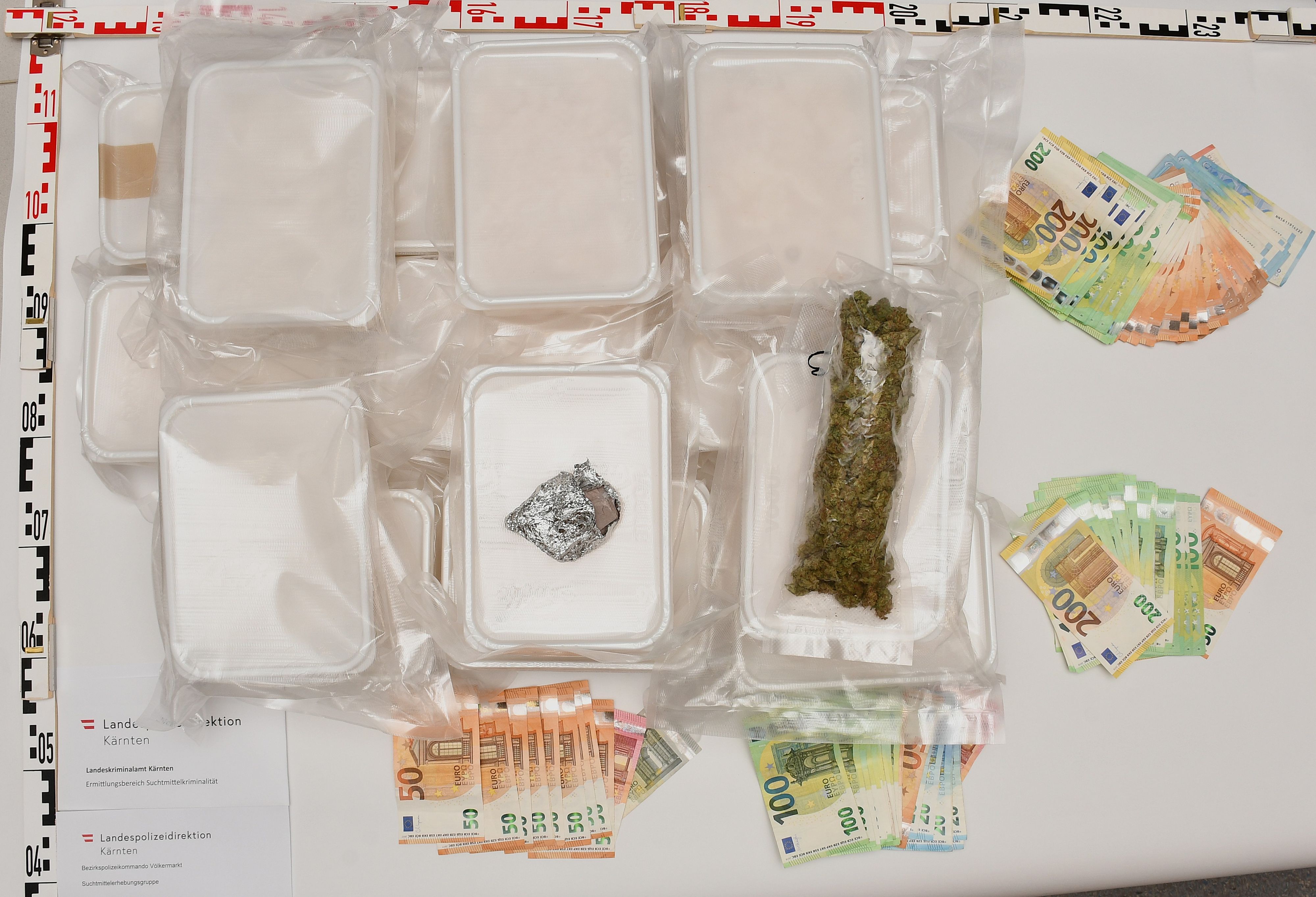 Die Polizei stellte Suchtgift und mehrere tausend Euro Bargeld sicher.