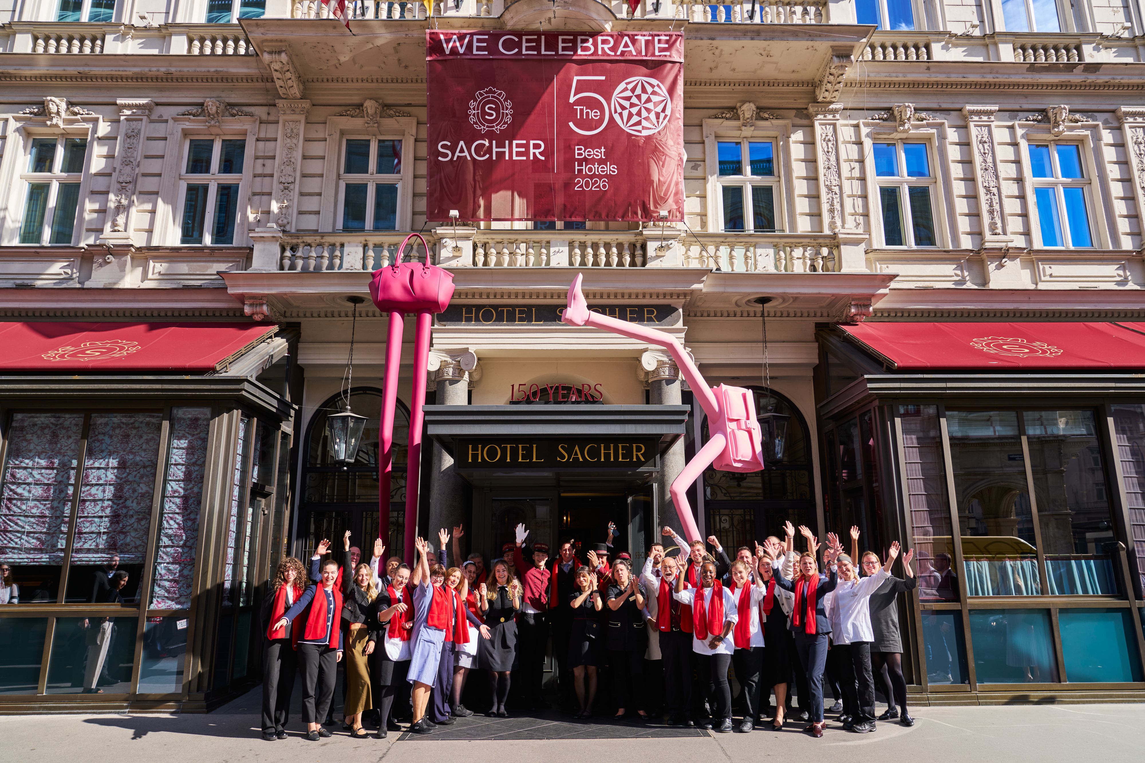 Das Sacher-Team feiert die Listung vom Hotel Sacher Wien in The 50 Best Hotels 2026.