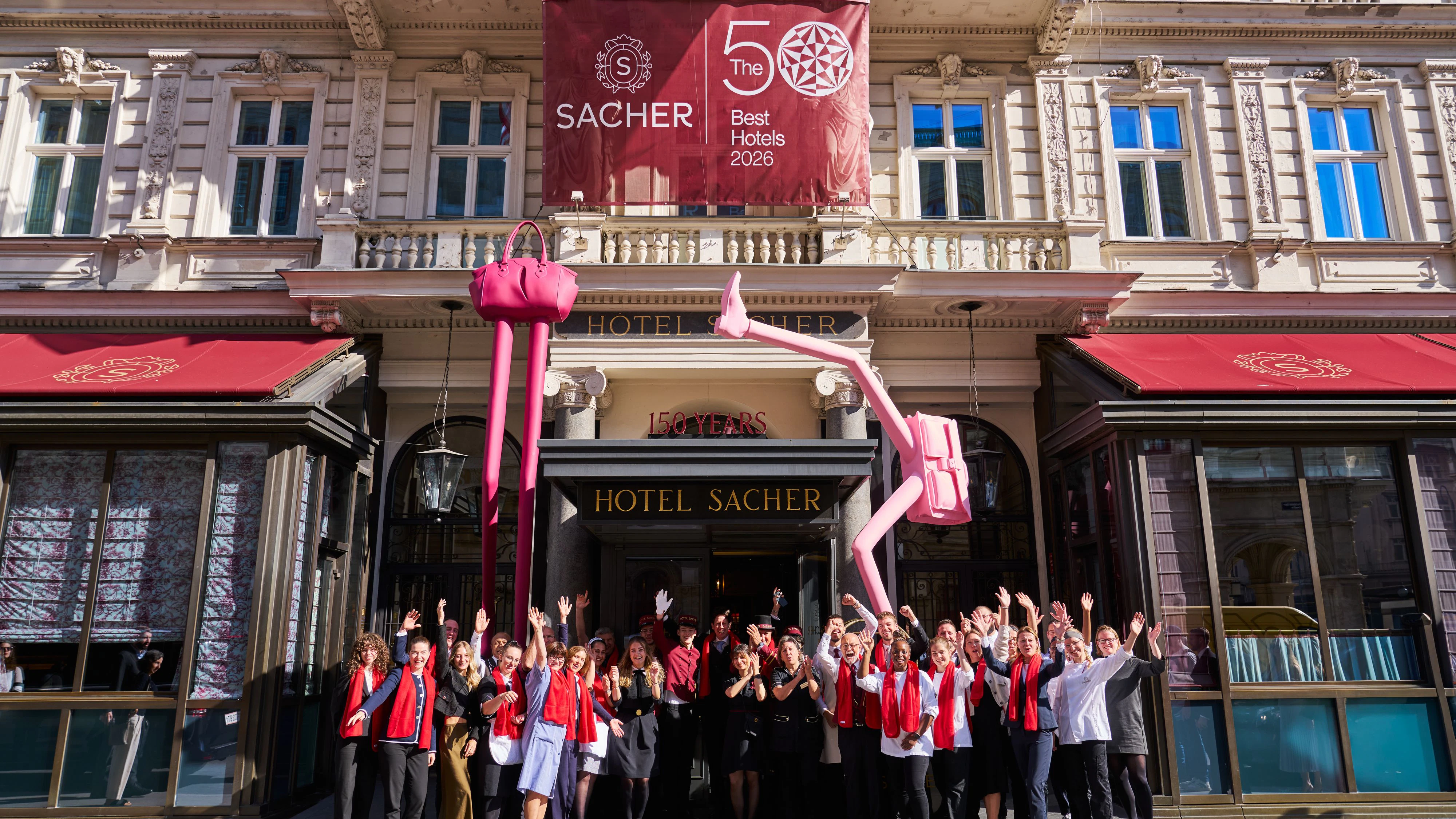 Das Sacher-Team feiert die Listung vom Hotel Sacher Wien in The 50 Best Hotels 2026.