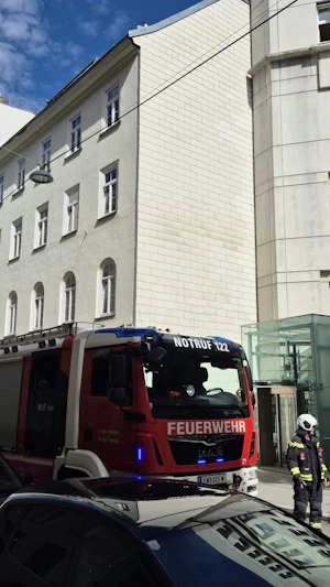 Brand im Wiener Landesgericht: Feuerwehr-Einsatz wegen Dehnfugenbrand in der Josefstadt. Ermittlungen zur Brandursache laufen noch.
