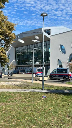 Drohung an Wiener Schule: Polizei-Großeinsatz in der Donaustadt, Evakuierung am Contiweg. Entwarnung nach Abschluss des Einsatzes.