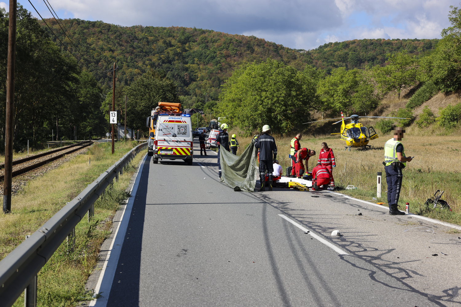 Während des Rettungseinsatzes sperrten die Feuerwehren den Unfallbereich großräumig ab und stellten den Brandschutz sicher.