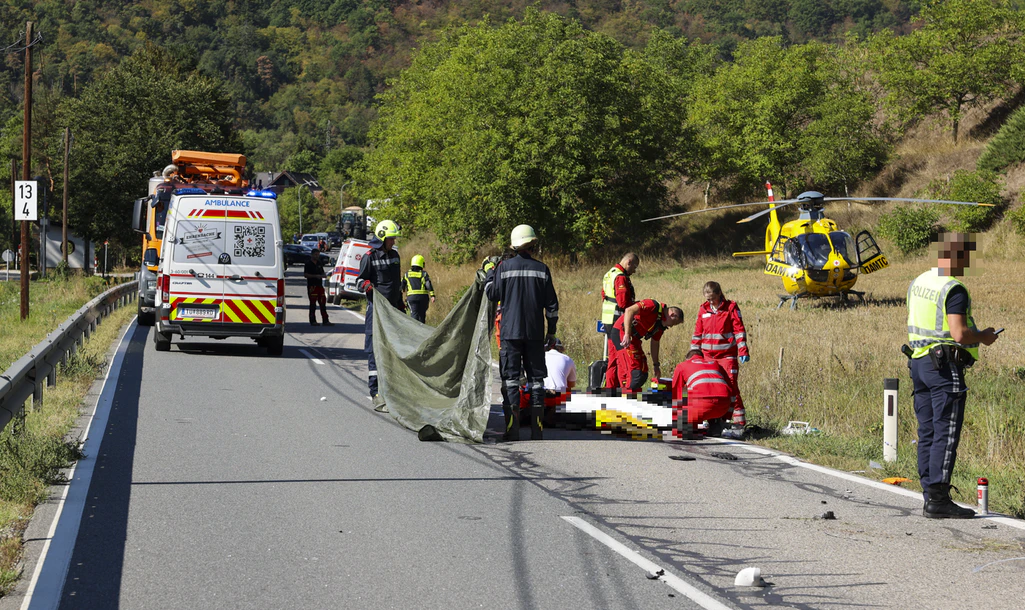 Während des Rettungseinsatzes sperrten die Feuerwehren den Unfallbereich großräumig ab und stellten den Brandschutz sicher.