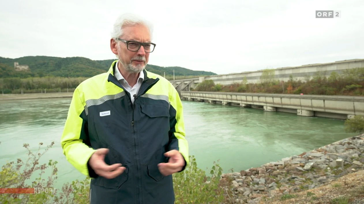 Michael Strugl, Vorstandsvorsitzender des Verbund, vor dem großen Donau-Laufkraftwerk in Greifenstein (NÖ).