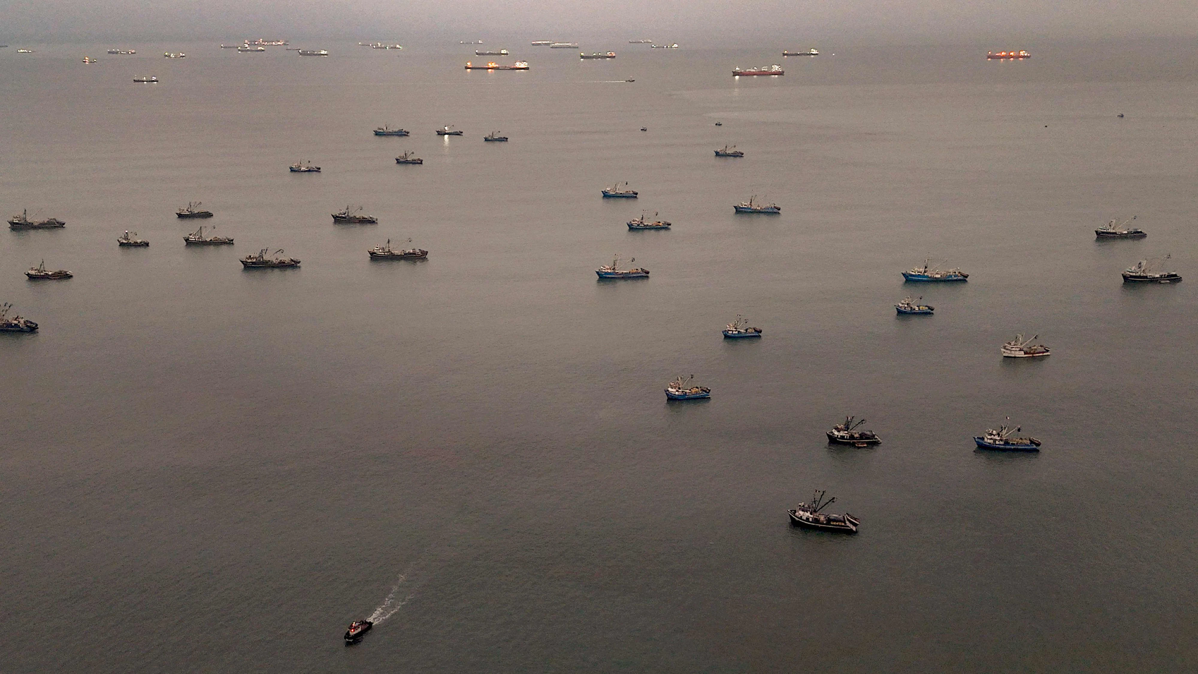 Die Luftaufnahme zeigt Sardellenfischerboote am 31. August 2026 vor Perus Küste. El Niño wird in den kommenden Monaten voraussichtlich "sehr stark" werden, warnte die Klimabehörde der Vereinten Nationen am 3. September 2026.
