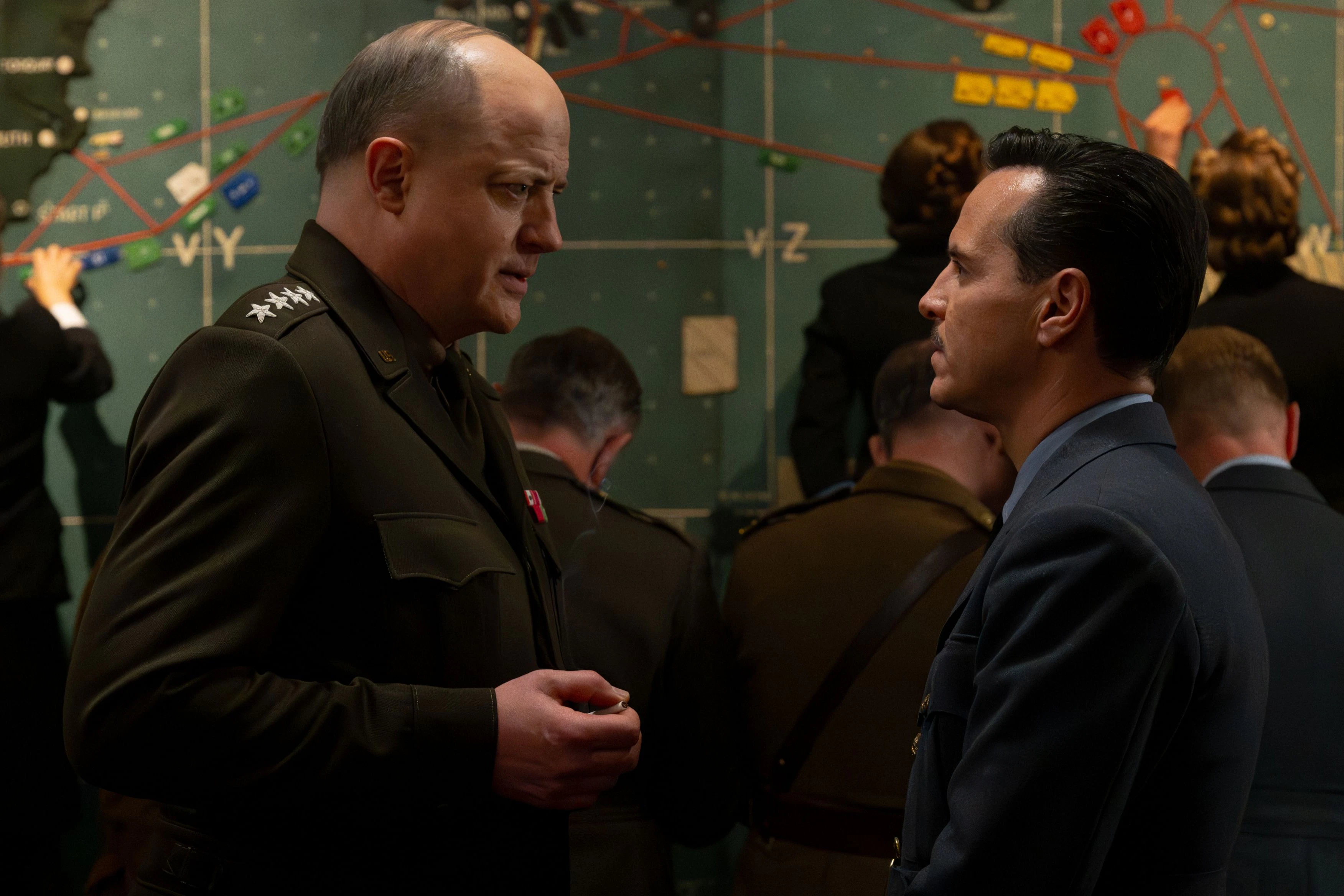 Setzt den britischen Meteorologen zunehmend unter Druck: US-Army-General Dwight D. Eisenhower (Brendan Fraser, l.) als Oberbefehlshaber der alliierten Expeditionsstreitkräfte