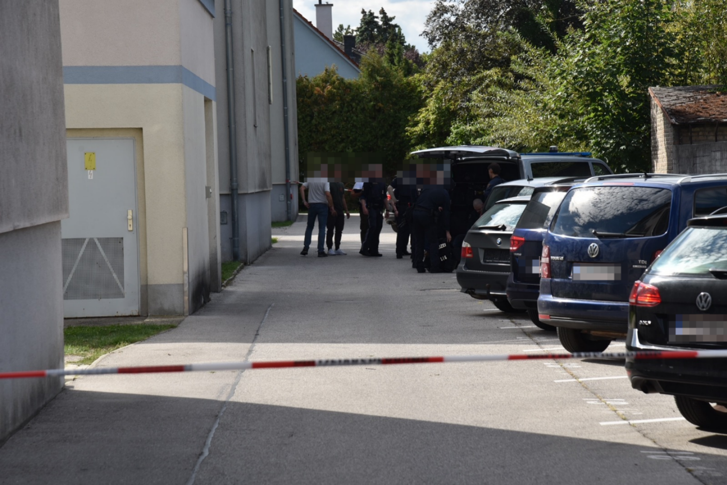 Der Einsatz der Polizei- und Rettungskräfte ist noch im Laufen.