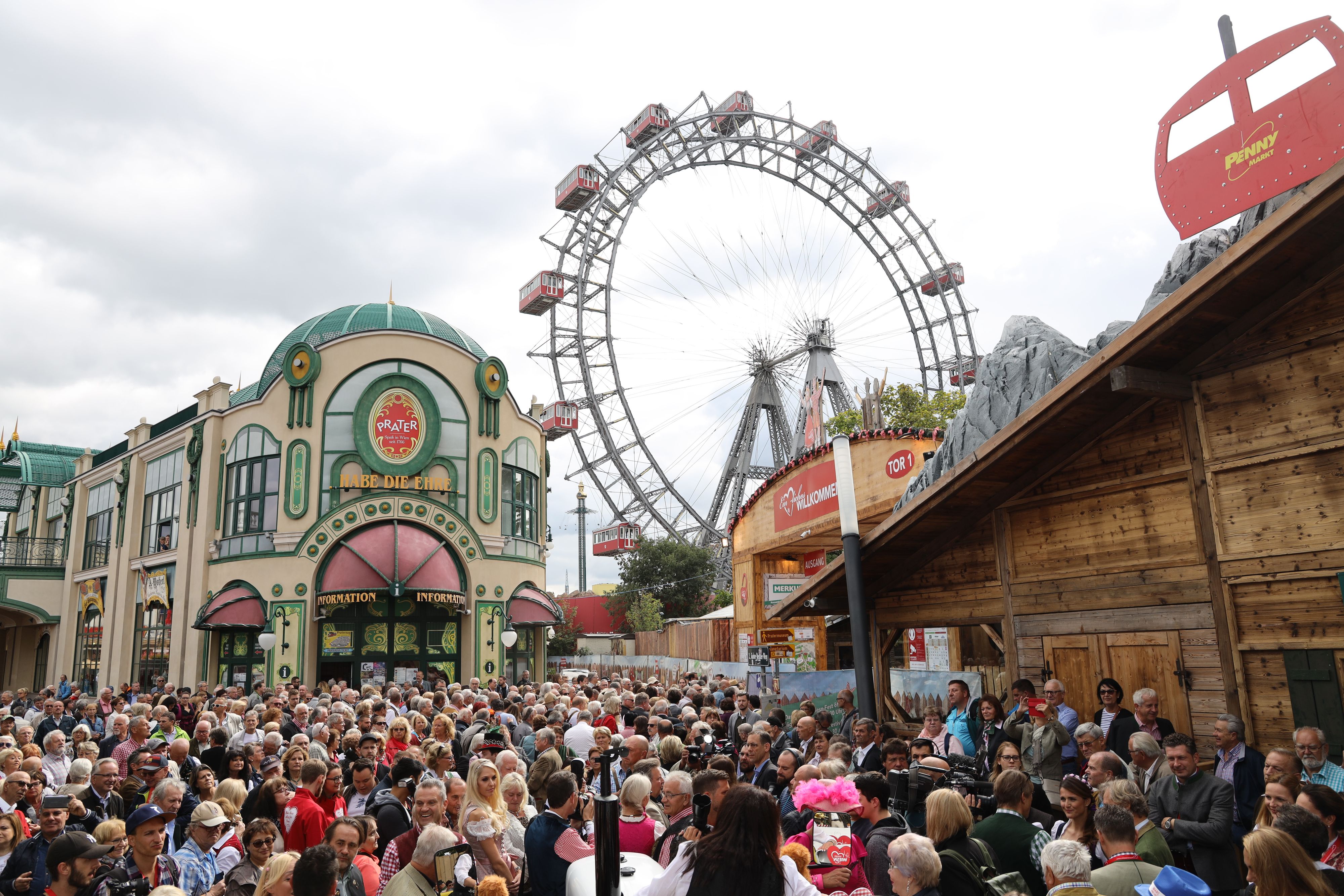 Mit Schirm zur Kaiser Wiesn? Das ist grundsätzlich erlaubt – allerdings kommt längst nicht jedes Modell mit ins Festzelt.