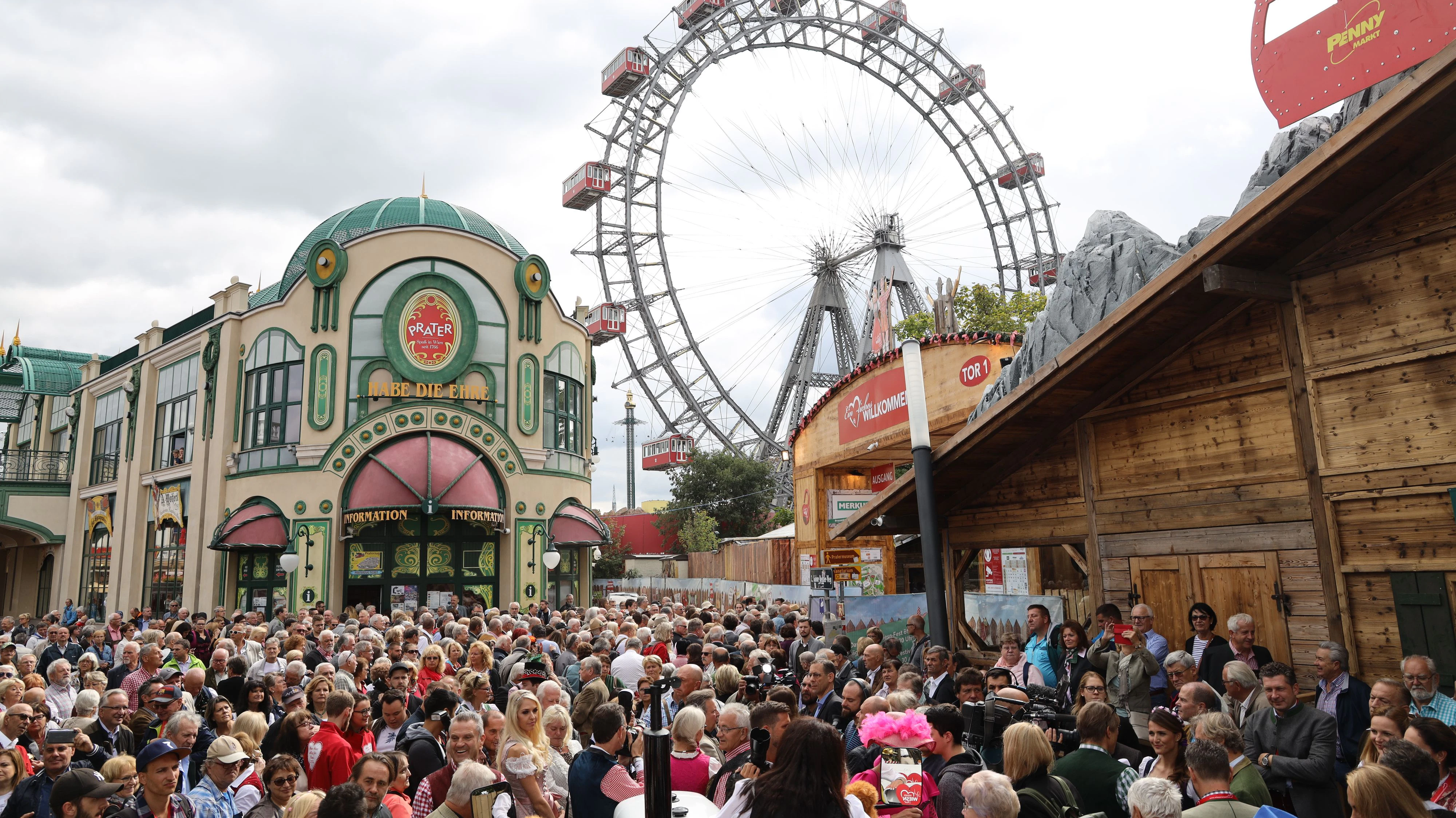 Mit Schirm zur Kaiser Wiesn? Das ist grundsätzlich erlaubt – allerdings kommt längst nicht jedes Modell mit ins Festzelt.