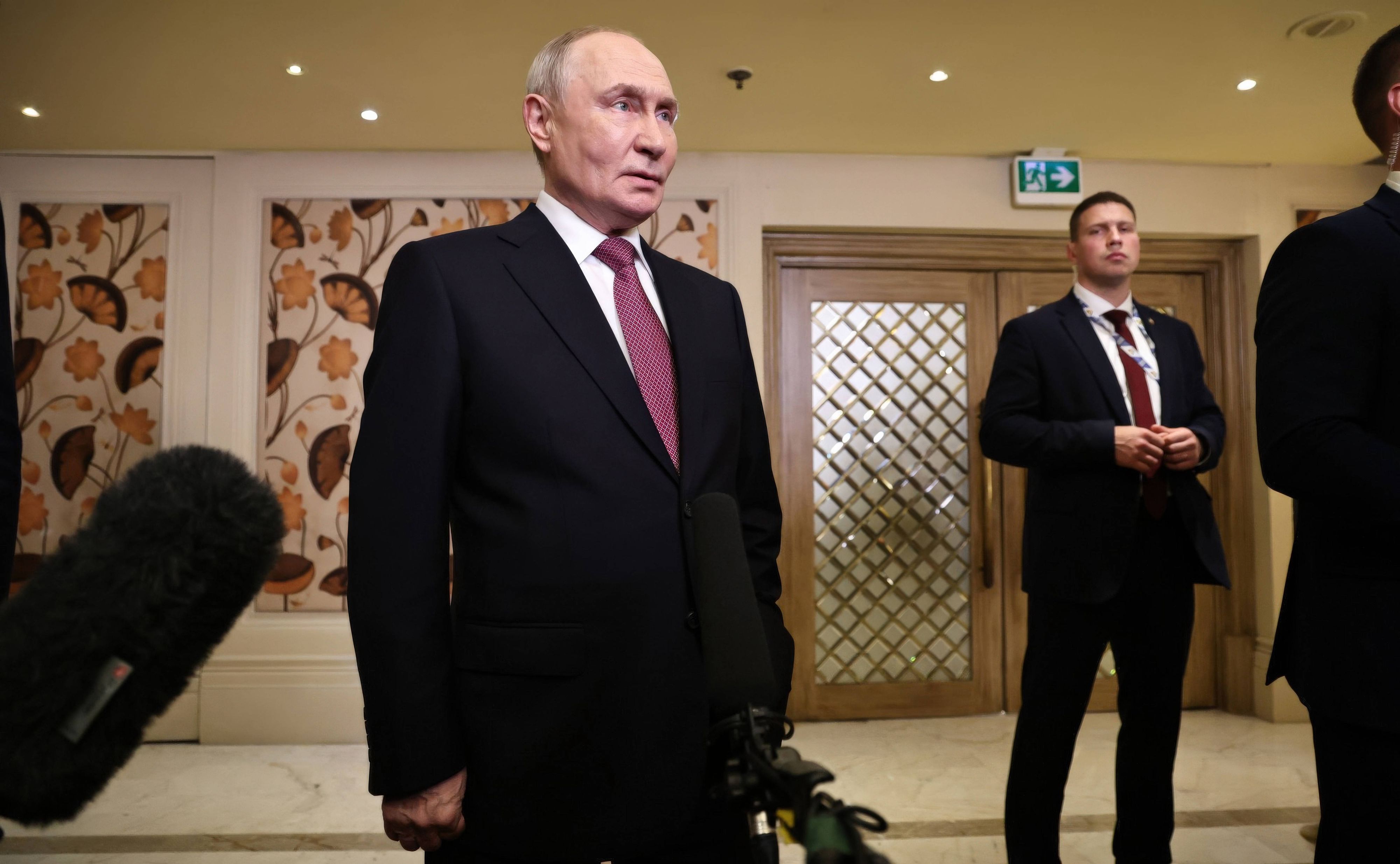 Der russische Präsident Wladimir Putin spricht am Rande des BRICS-Gipfels in Neu-Delhi, Indien, mit den Medien.