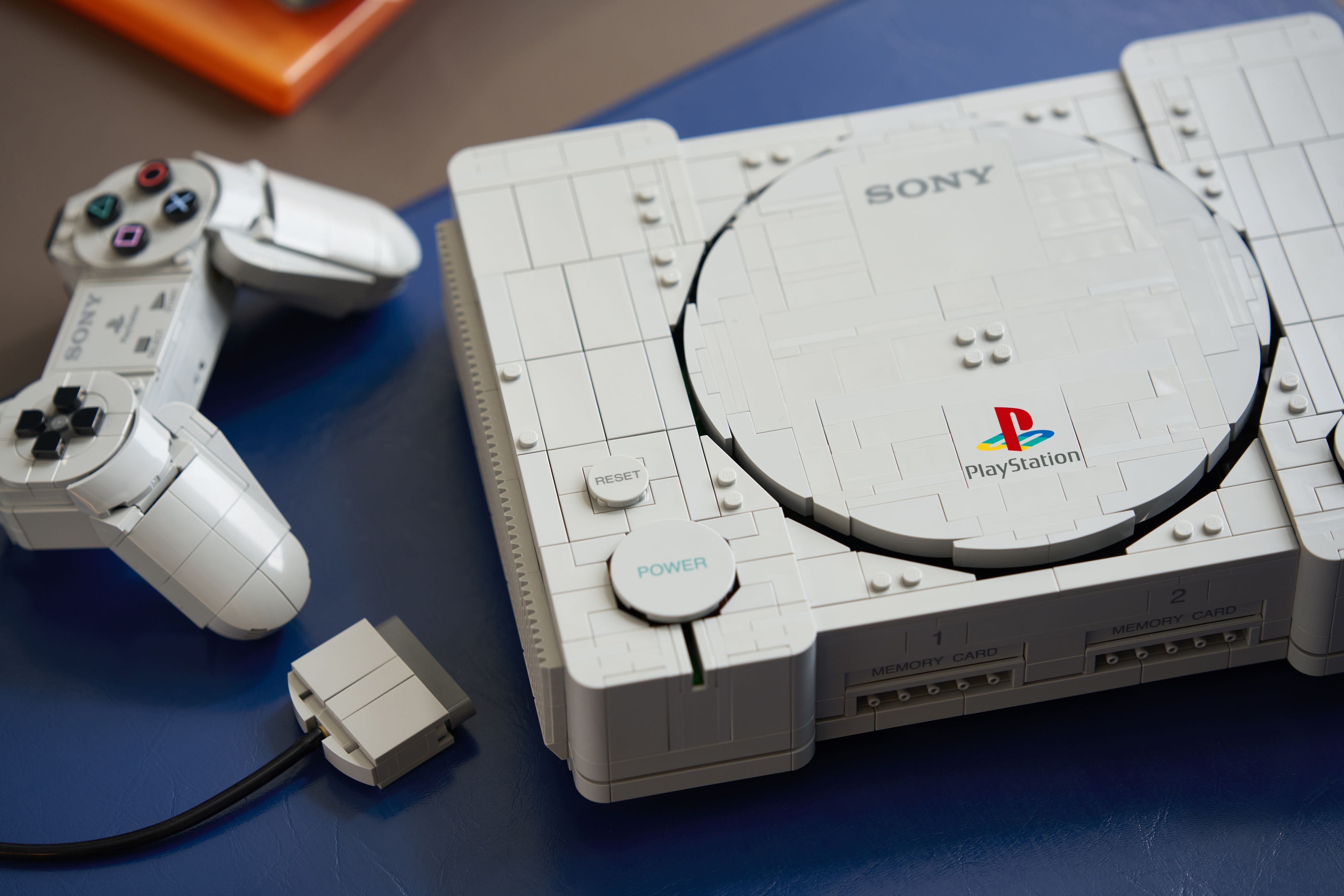 Diese PlayStation kannst du selbst zusammenbauen: LEGO bringt die erste PlayStation zurück.