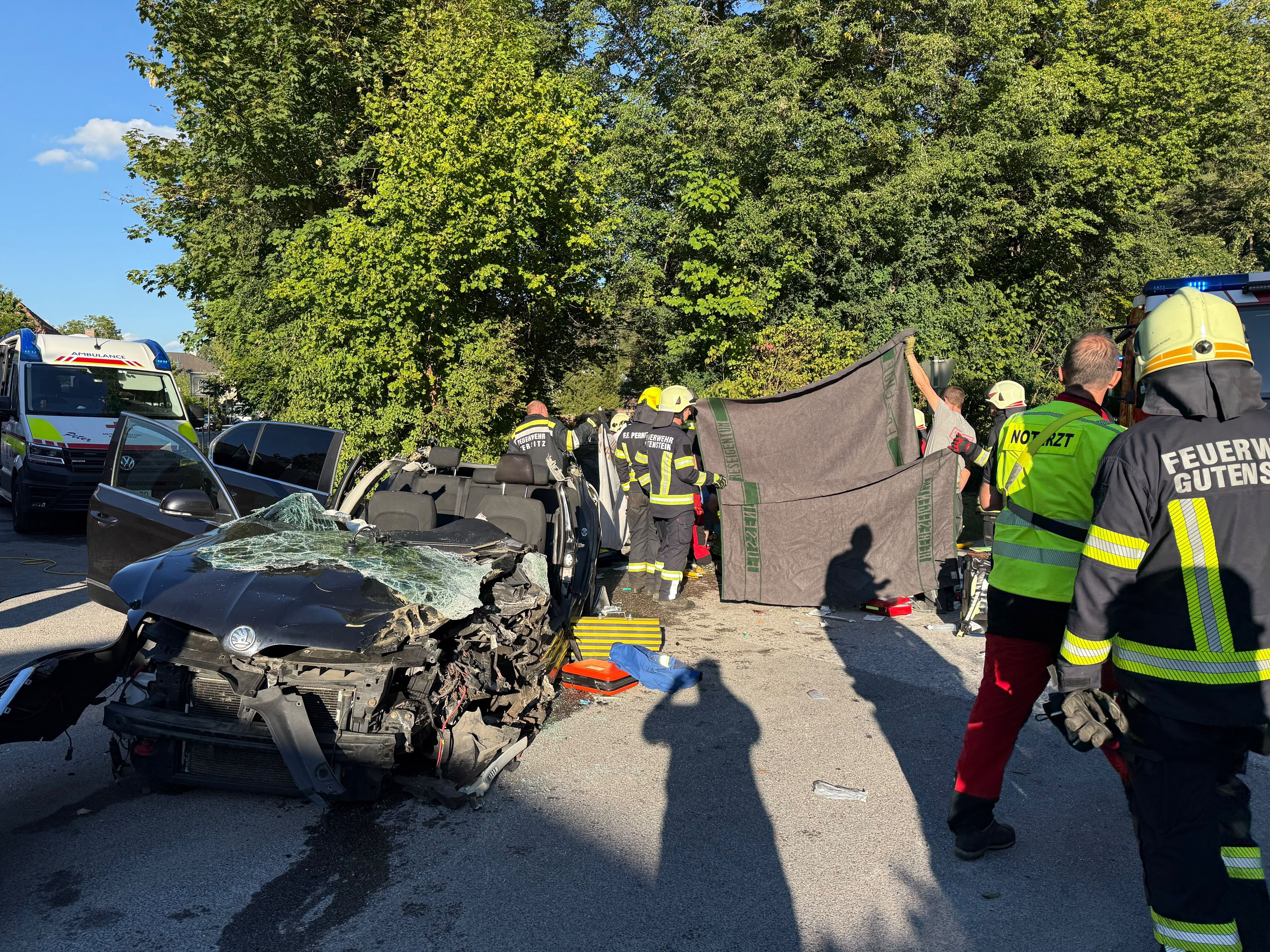 Bei einem Frontalcrash auf der B21 in Gutenstein wurden drei Pkw-Insassen verletzt.