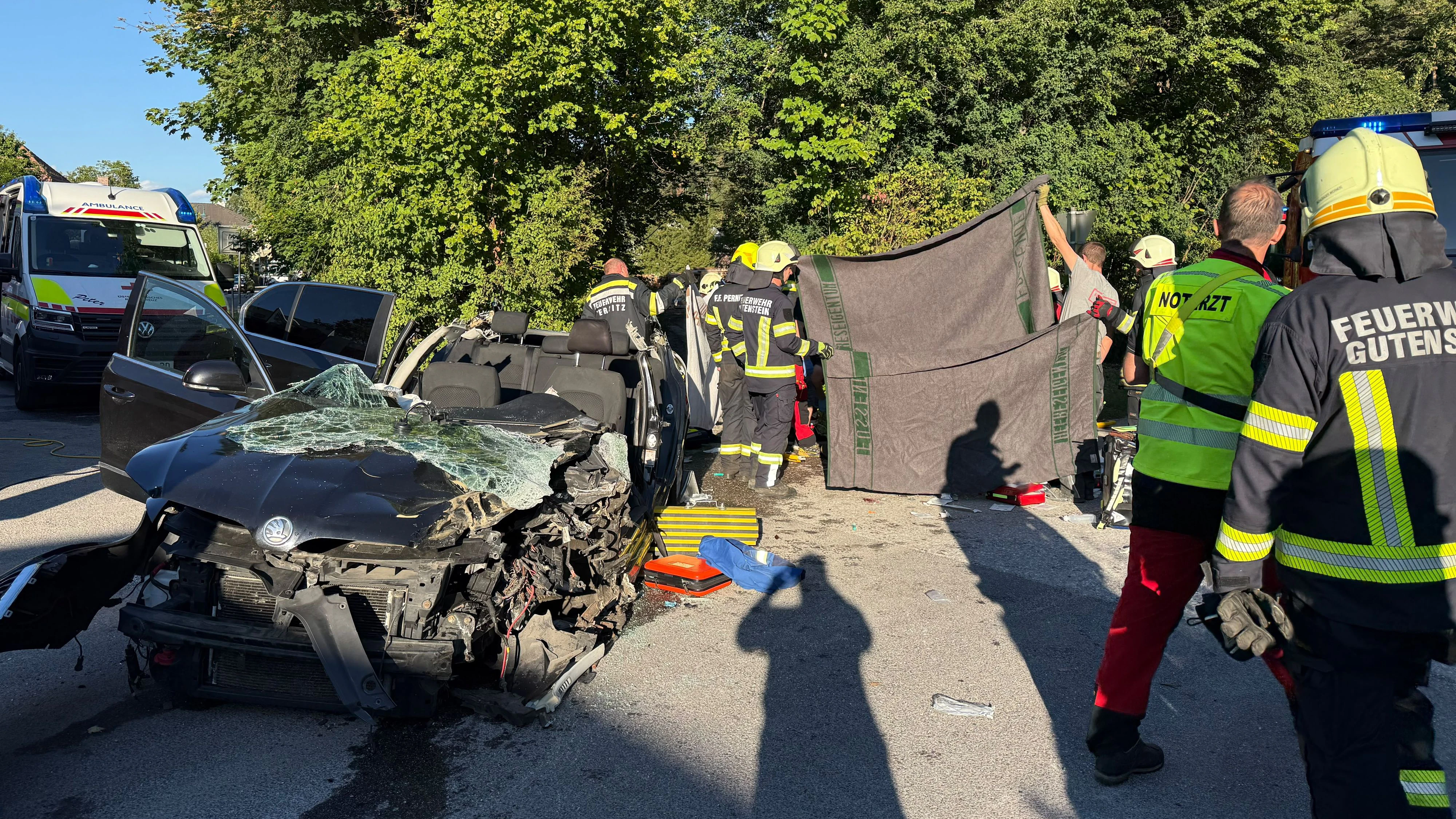 Bei einem Frontalcrash auf der B21 in Gutenstein wurden drei Pkw-Insassen verletzt.