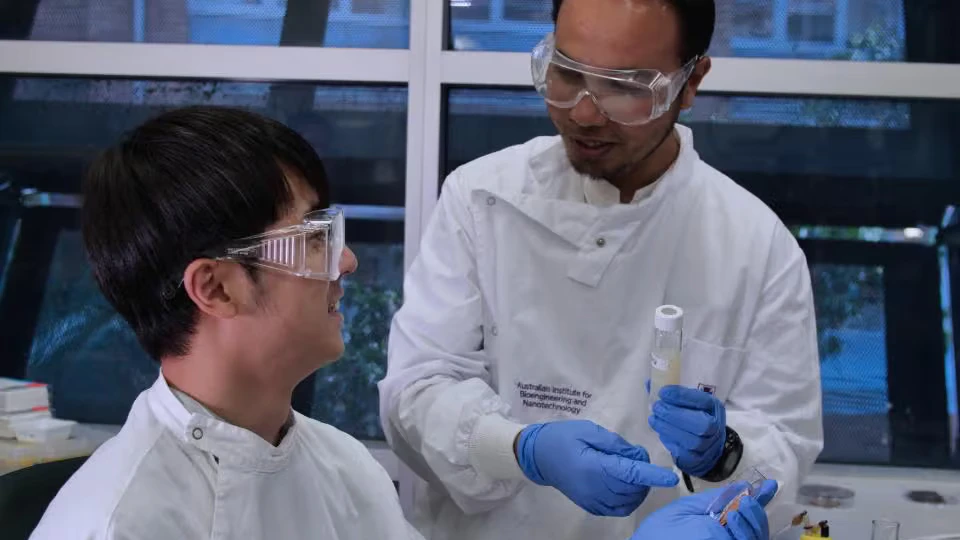 An den Forschungsarbeiten von Asep Nugraha (rechts) war auch der Doktorand Kwang Keat Leong (links) beteiligt.