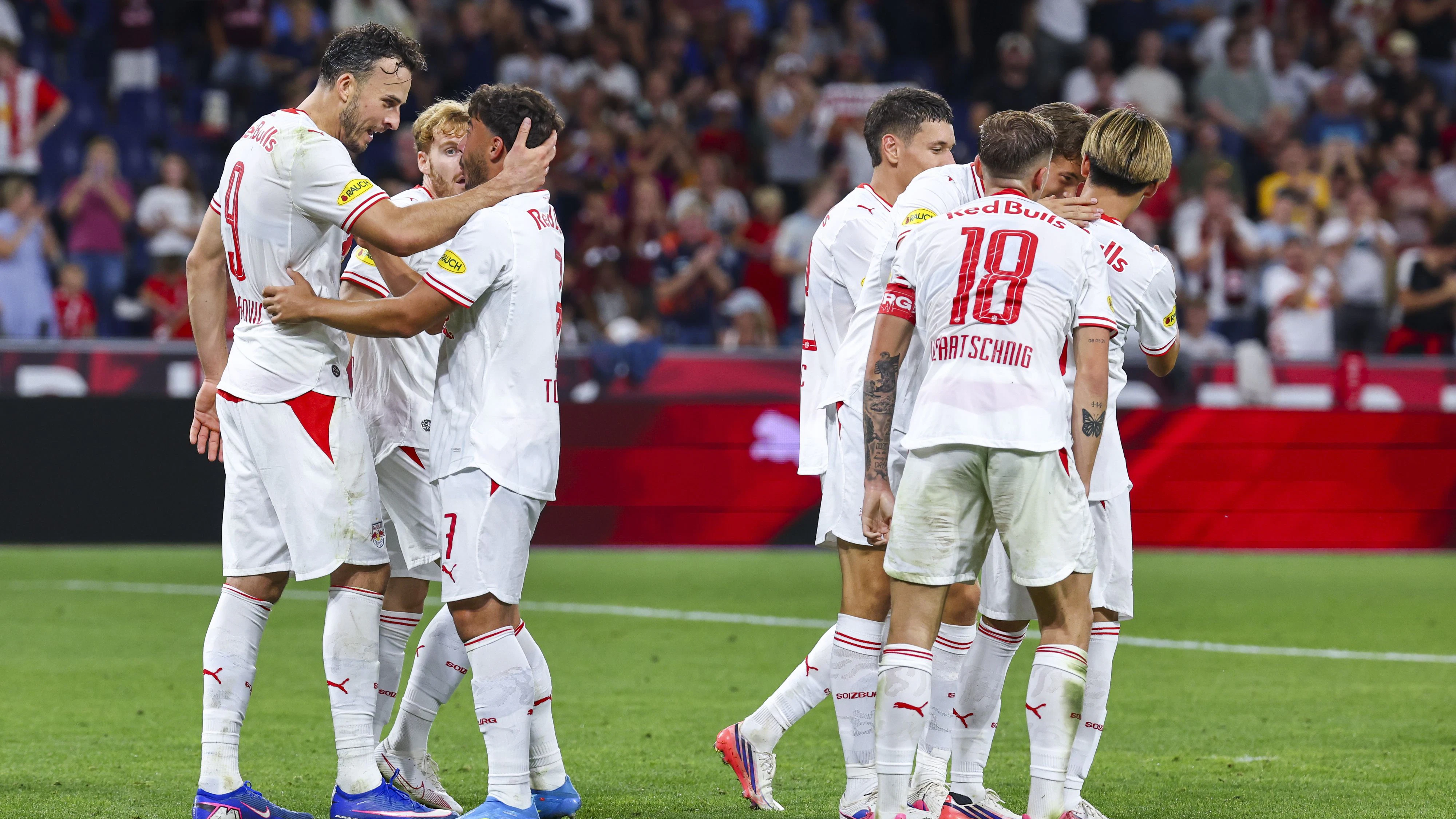 SALZBURG,AUSTRIA,27.AUG.26 - SOCCER - UEFA Europa League, play-off, Red Bull Salzburg vs Mjaellby AIF. Image shows the rejoicing of scorer Haris Tabakovic (RBS) with his teammates. Photo: GEPA pictures/ David Geieregger