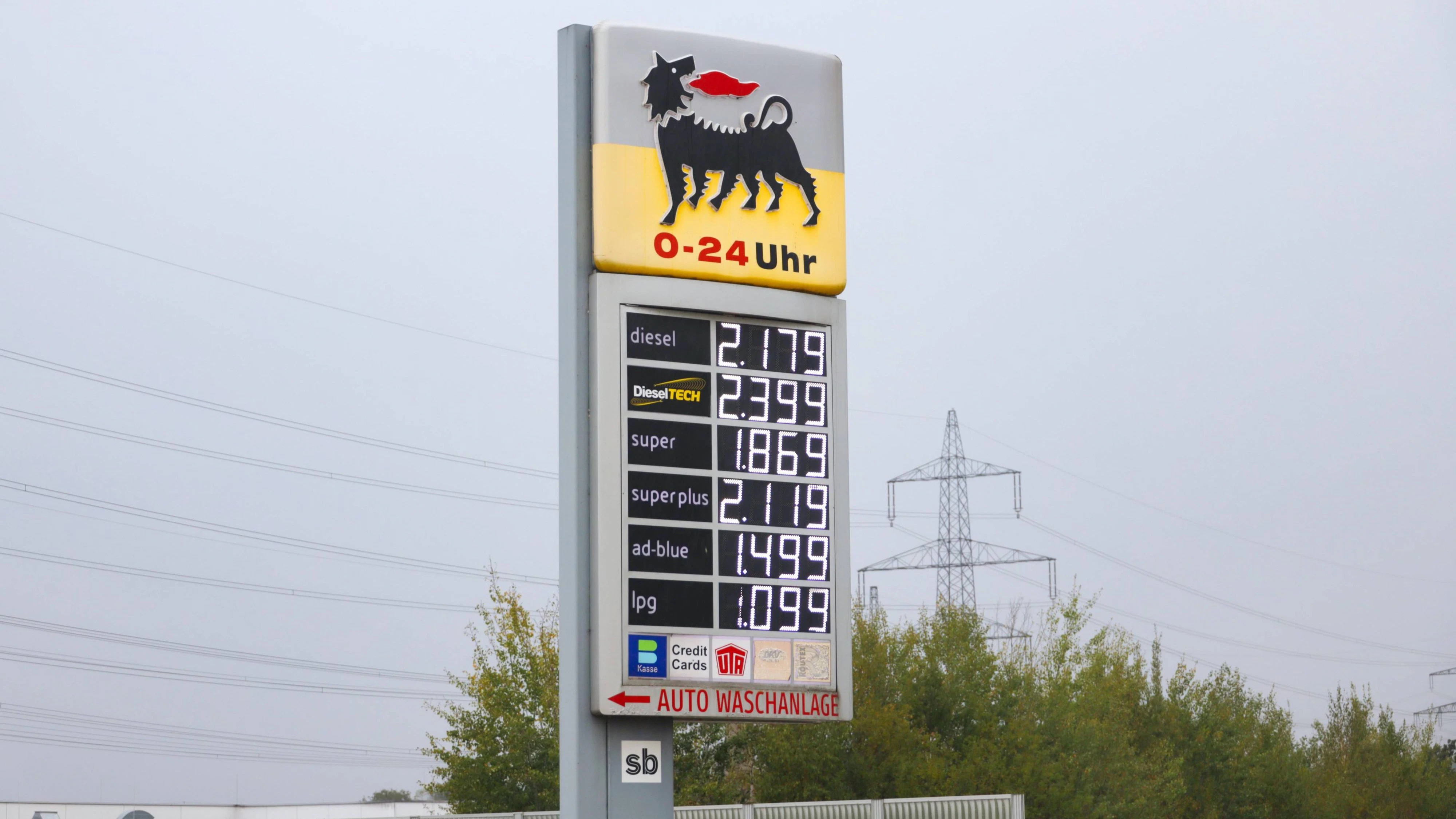 15.09.2026, Linz, AUT, Unterwegs in Oberösterreich, Themenbild, Symbolbild, Verschiedene Themenbilder, im Bild Agip Tankstelle, Dietach, aktuelle Spritpreise, Digitalanzeige, Treibstoff, Kraftstoff, Mineraloele, Mineraloelsteuer, Tanken, Spritpreisbremse, Benzin, Diesel, *** September 15, 2026, Linz, AUT, On the Road in Upper Austria, Thematic Image, Stock Photo, Various Thematic Images, Pictured: Agip Gas Station, Dietach, Current Gas Prices, Digital Display, Fuel, Mineral Oils, Mineral Oil Tax, Refueling, Gas Price Cap, Gasoline, Diesel,