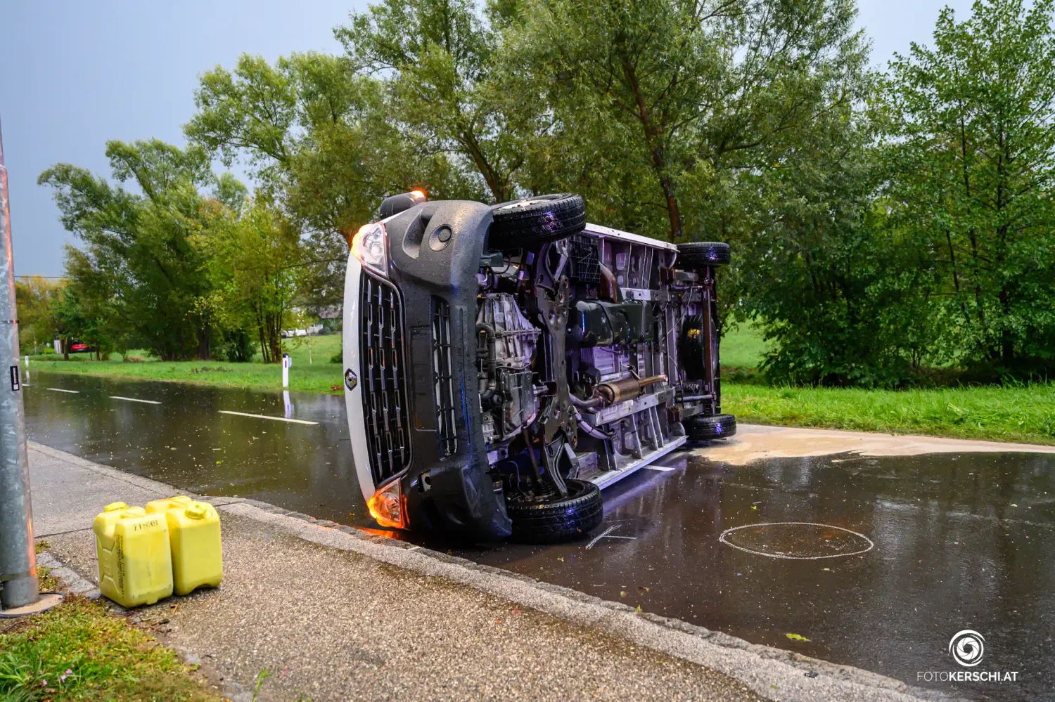 Heute.at - Blitz schleudert Kanaldeckel gegen fahrendes Auto