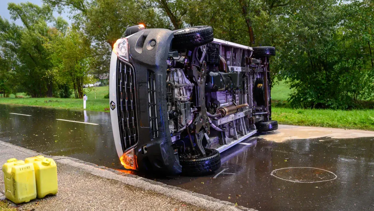 Heute.at - Blitz schleudert Kanaldeckel gegen fahrendes Auto