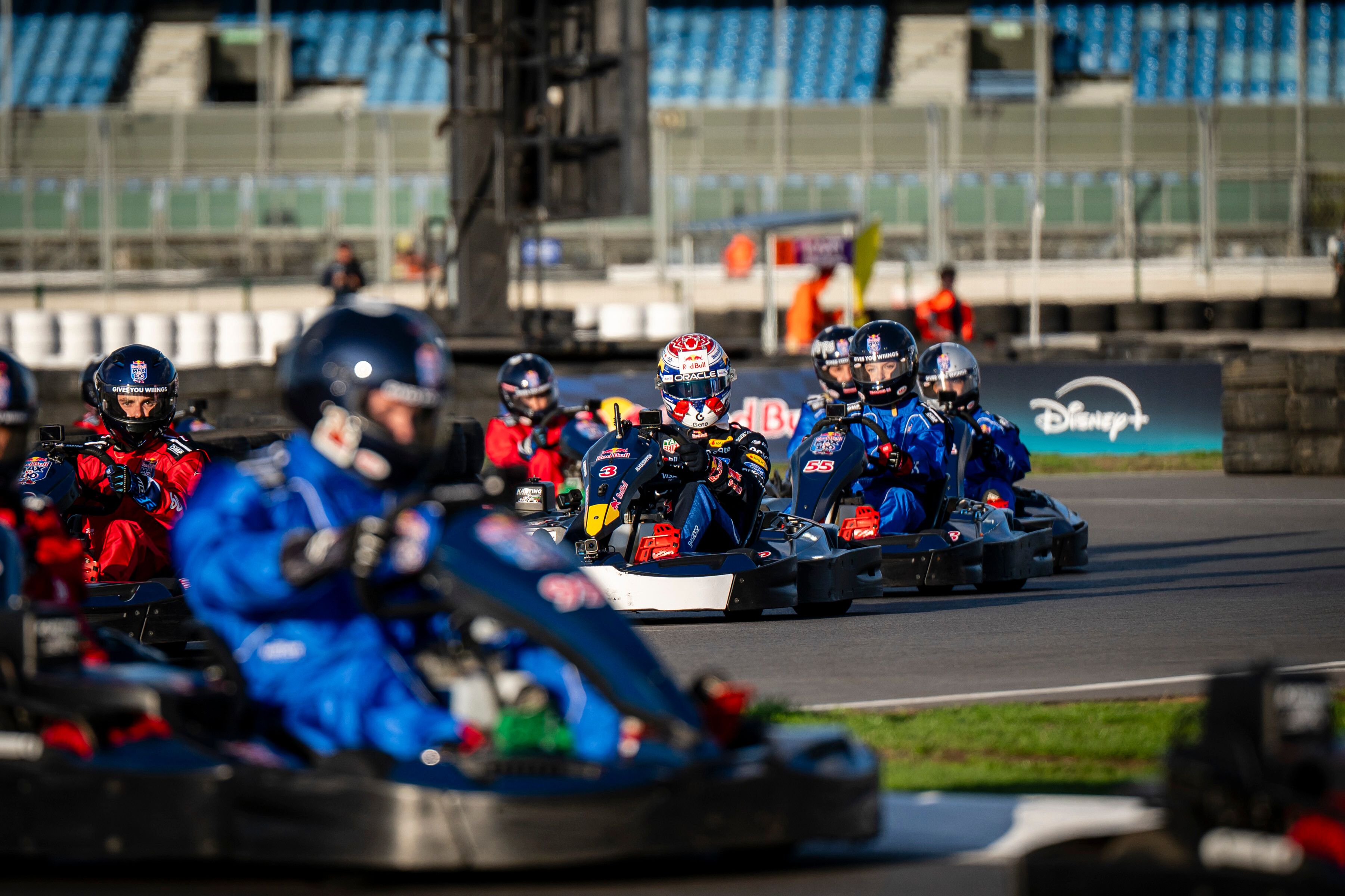 Max Verstappen gewinnt das Kart-Rennen gegen 100 Konkurrenten. 