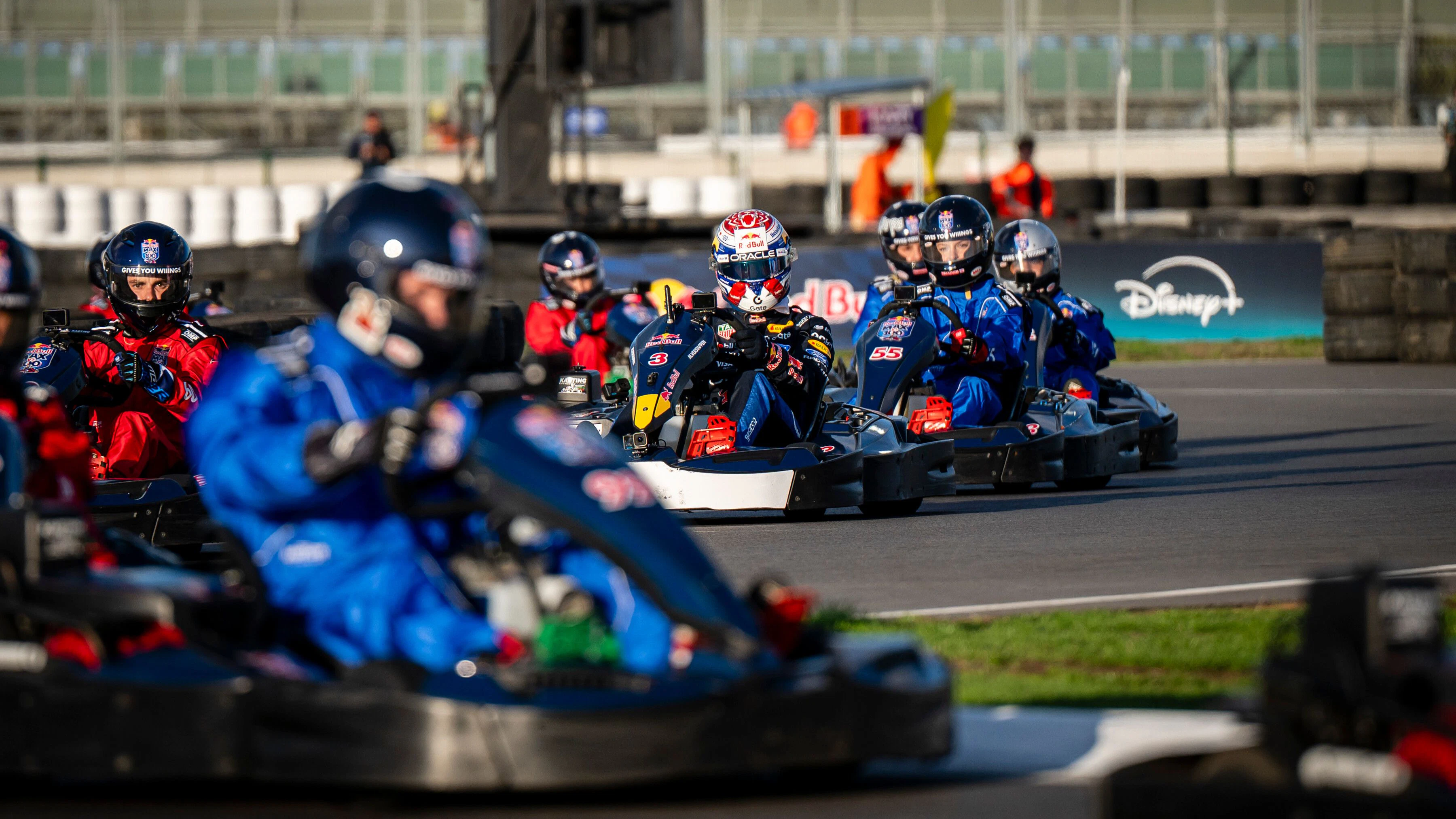 Max Verstappen gewinnt das Kart-Rennen gegen 100 Konkurrenten. 