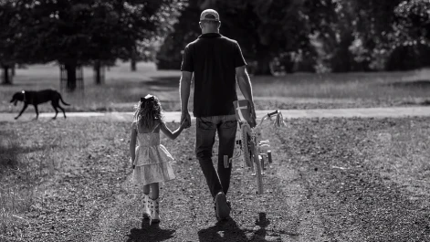 Heute.at - In Cowboystiefeln: Lilibet stiehlt Papa Harry die Show