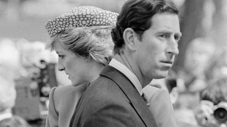 29 Jahre nach dem Unfalltod von Lady Diana erinnert sich ihr Bruder an jene tragischen Tage und Wochen zurück. Und er erzählt erstmals von einem Telefonat mit Dianas geschiedenem Mann, dem heutigen König von England, dessen Inhalt einen fassungslos macht.